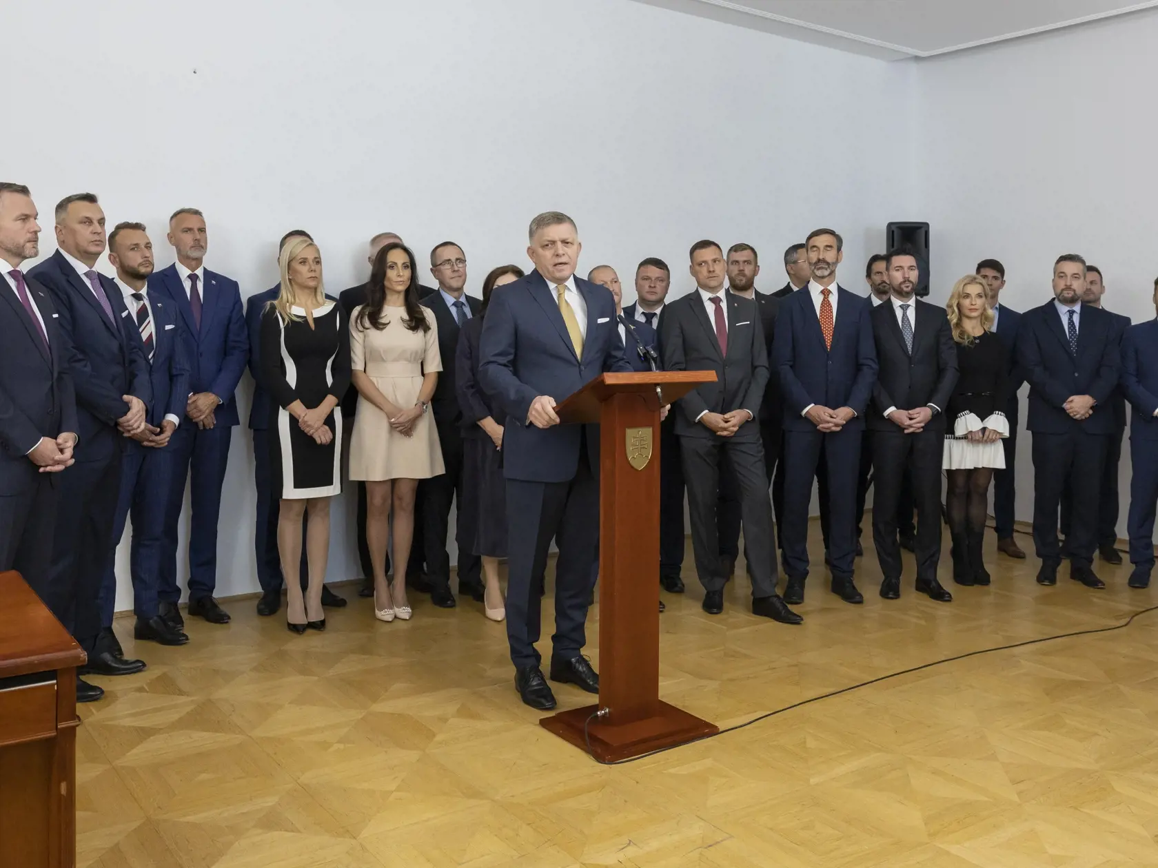 Predseda strany Smer-SD Robert Fico, líder Hlasu-SD Peter Pellegrini a šéf Slovenskej národnej strany (SNS) Andrej Danko počas podpisu koaličnej zmluvy v historickej budove Národnej rady Slovenskej republiky. Na snímke je Robert Fico a zástupcovia koaličných politických strán.