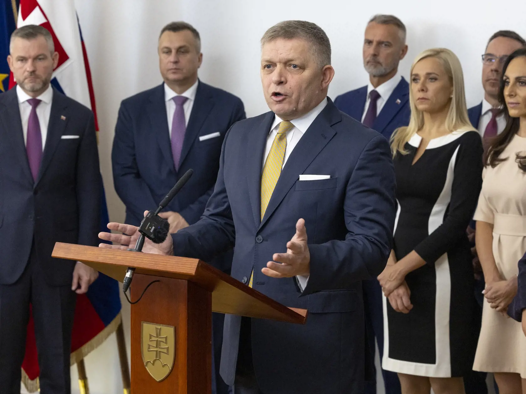 Predseda strany Smer-SD Robert Fico, líder Hlasu-SD Peter Pellegrini a šéf Slovenskej národnej strany (SNS) Andrej Danko počas podpisu koaličnej zmluvy v historickej budove Národnej rady Slovenskej republiky. Na snímke je Robert Fico.