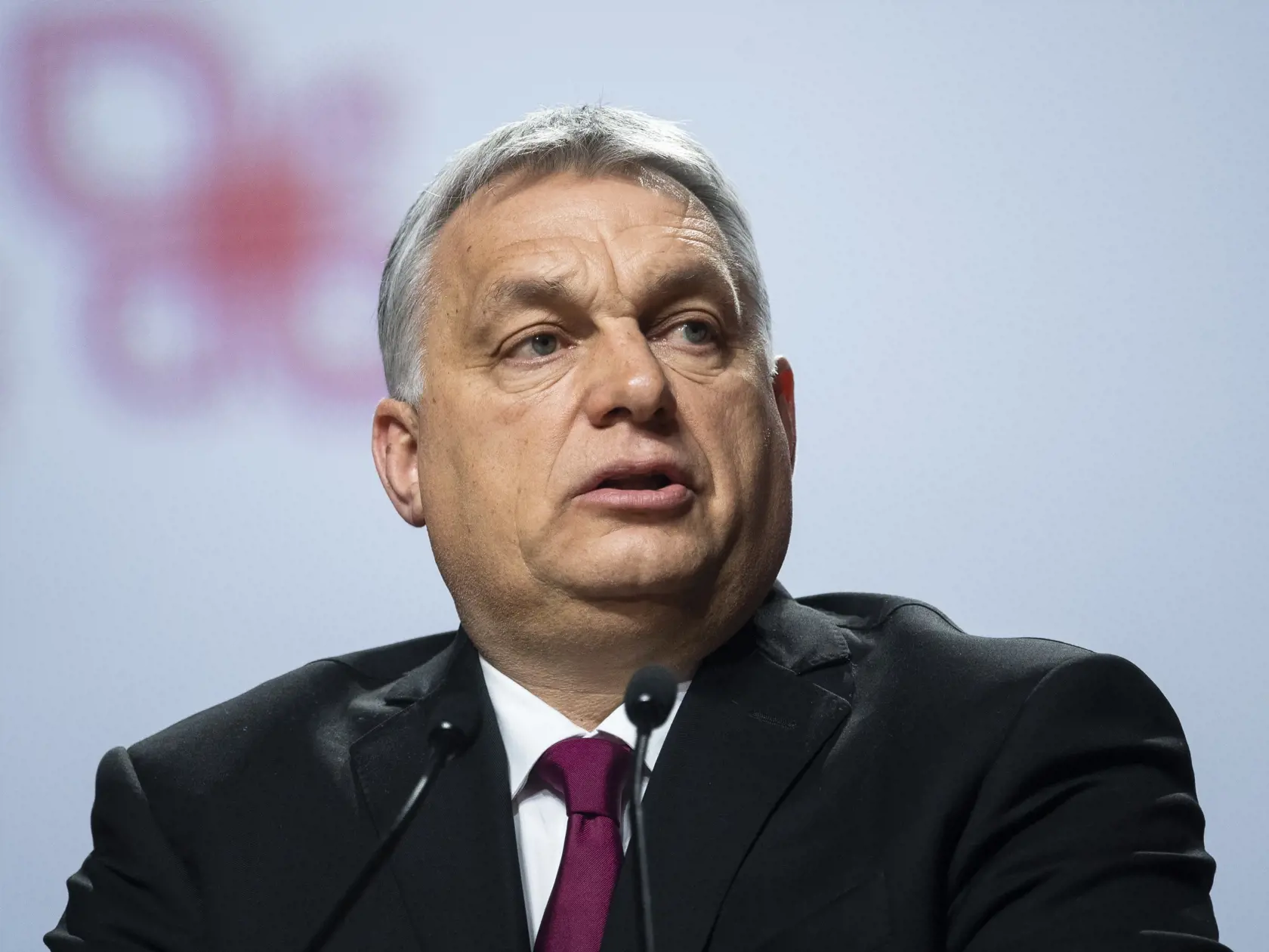 Na snímke maďarský predseda vlády Viktor Orbán hovorí počas tlačovej konferencie.