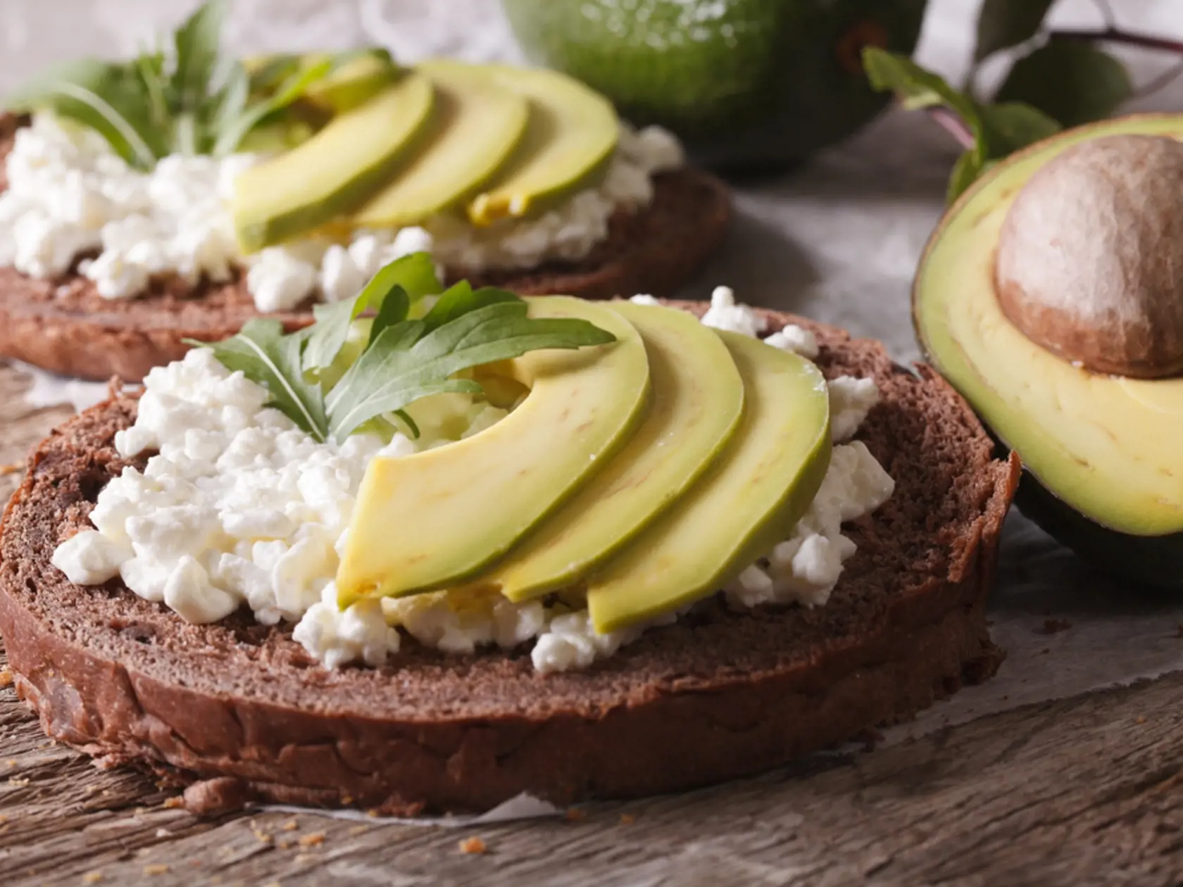 Healthy,Sandwiches,With,Avocado,,Cream,Cheese,And,Arugula,Close-up,On