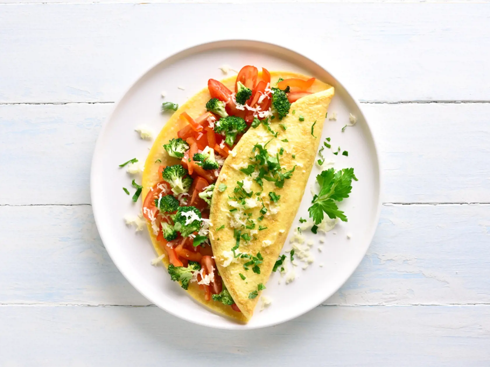Stuffed,Omelette,With,Tomatoes,,Red,Bell,Pepper,And,Broccoli,On