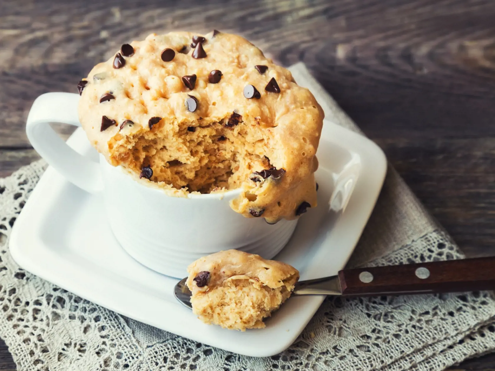 Fresh,Homemade,Cake,In,Mug,With,Peanut,Butter,And,Chocolate