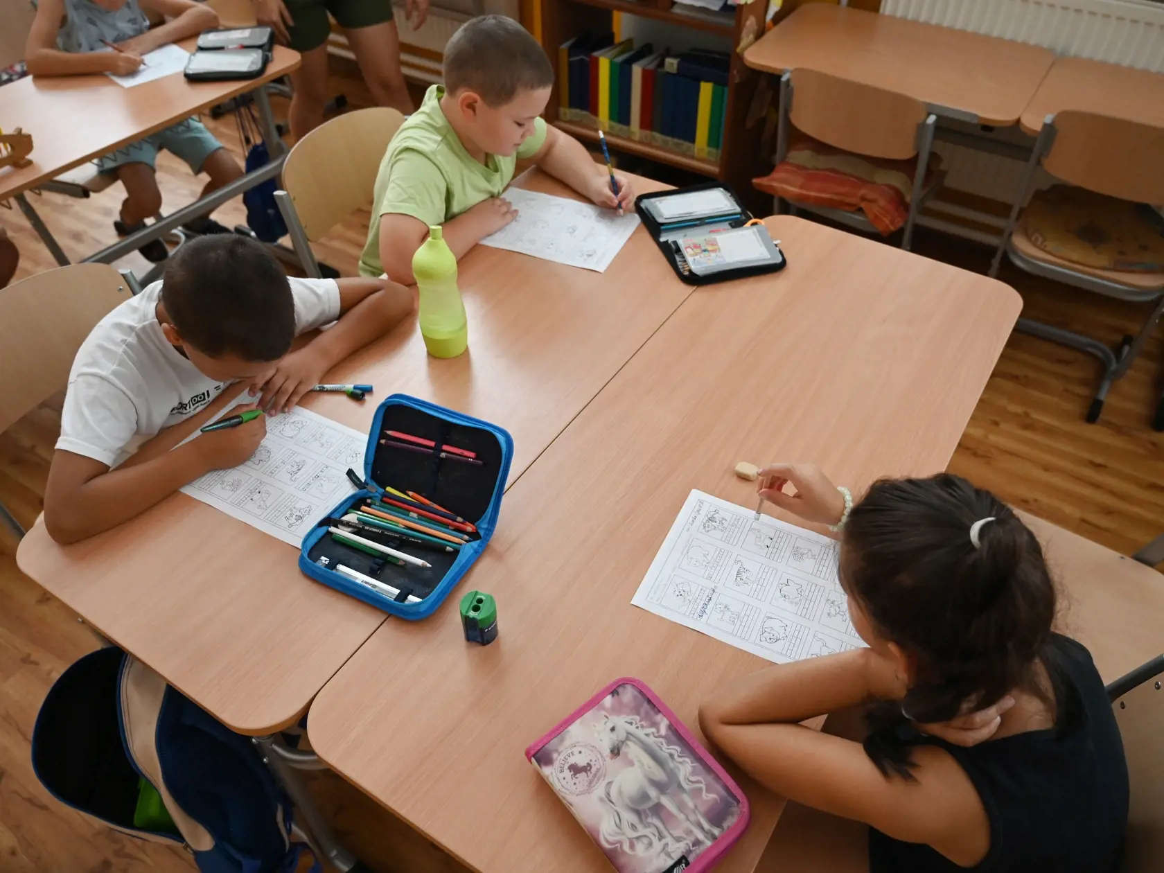 Psychologička tvrdí, že treba pamätať na to, že v súčasnosti žiaci nenavštevujú školy v blízkosti svojho bydliska a často cesta do školy je časovo náročná, a tak sa ranné vstávanie žiakov môže posunúť do veľmi skorých ranných hodín (5.00 h).