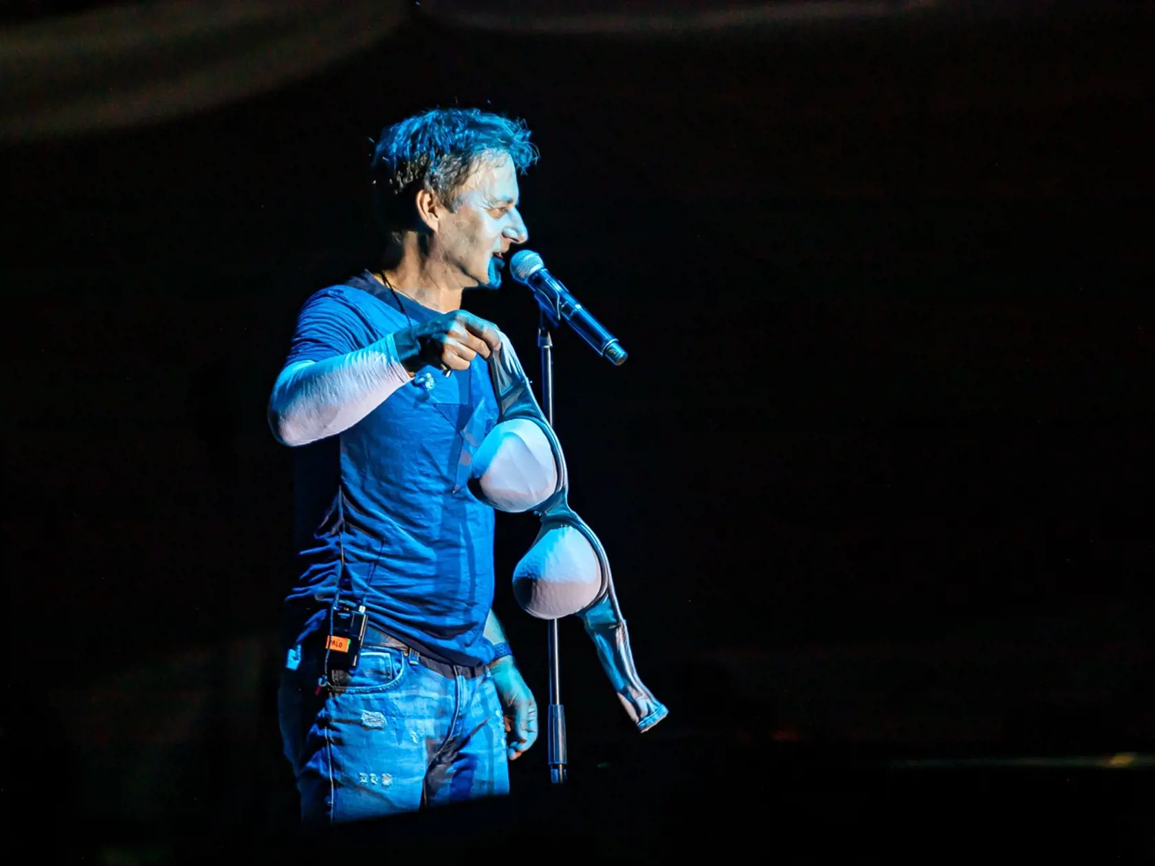 Paľo Habera počas koncertu na festivale Cibula Fest. Na pódiu mu pristála podprsenka.