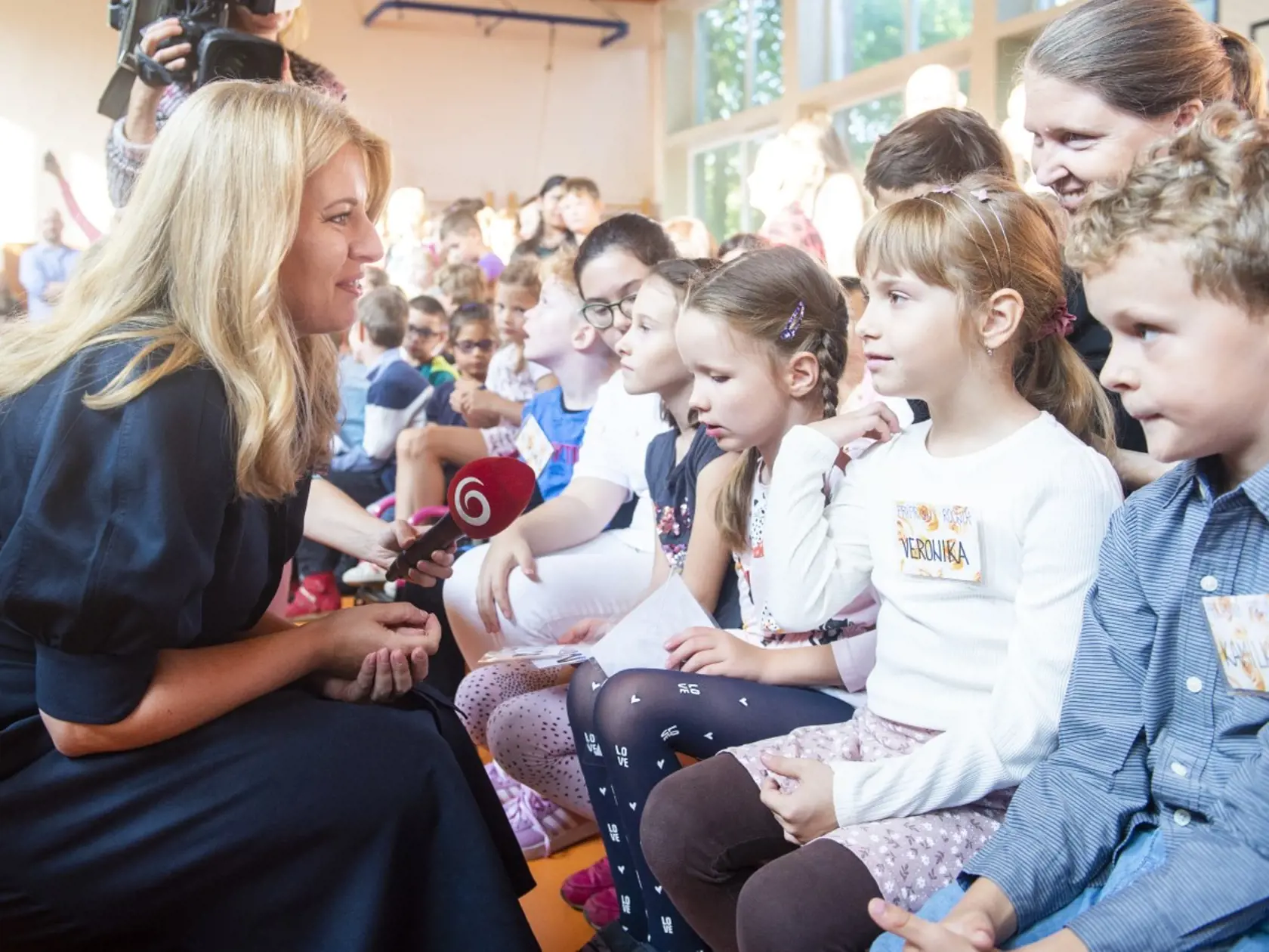Pre Veroniku a Kamilka zo SŠ Mokrohájska v Bratislave bude začiatok tohto školského roka určite nezabudnuteľnou spomienkou, keďže ich v prvý deň navštívila slovenská prezidentka a takto neobvykle si k ním "prisadala".