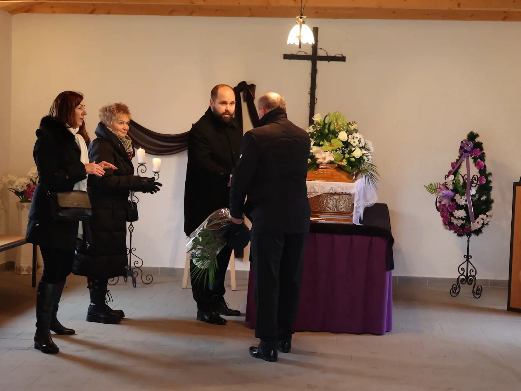 Pri rakve manželka Miroslava Číža a syn Tomáš.