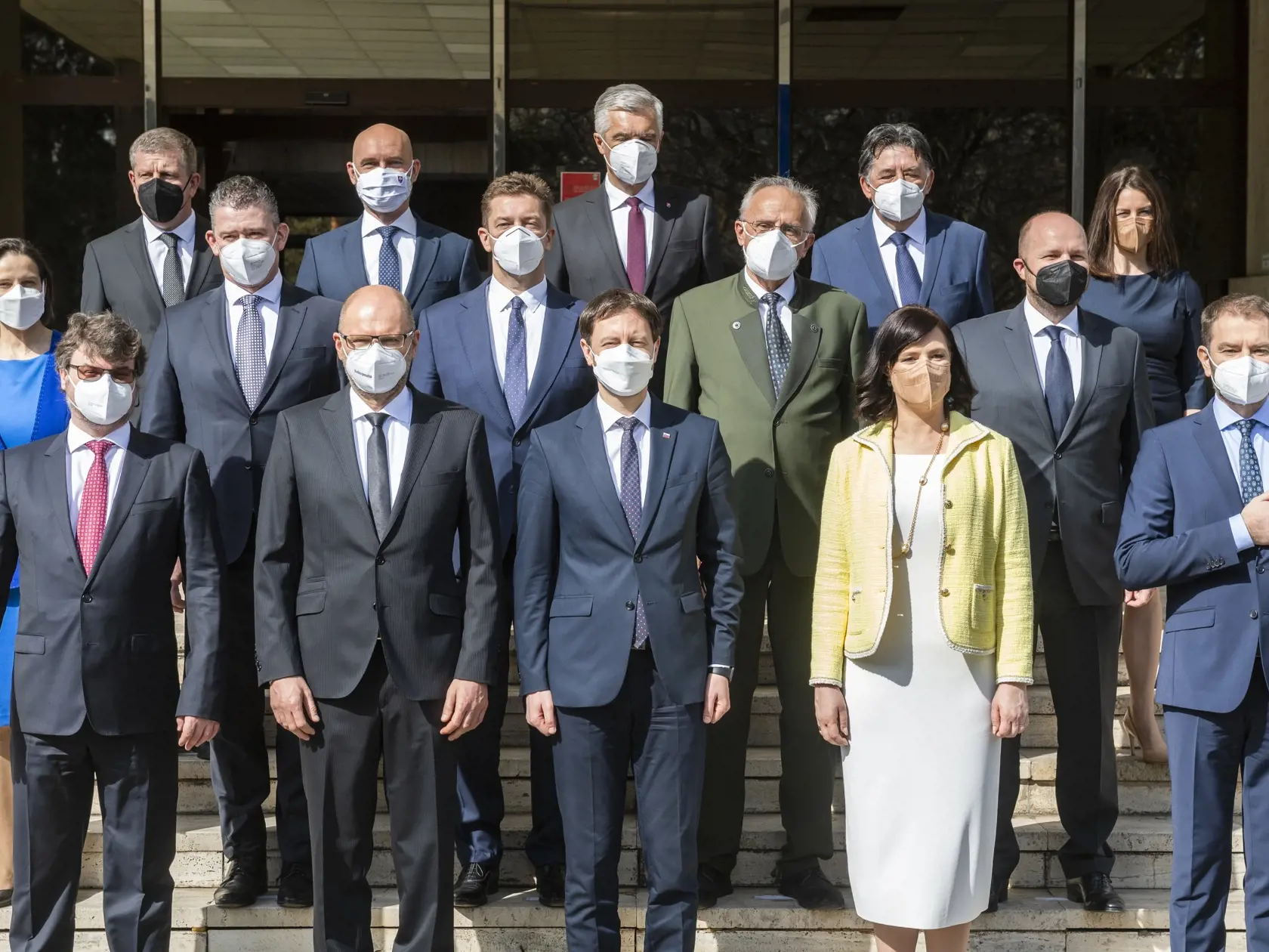 Na snímke v prvom rade zľava podpredseda vlády pre legislatívu a strategické plánovanie Štefan Holý (Sme rodina), minister hospodárstva SR a prvý podpredseda vlády pre ekonomiku SR Richard Sulík (SaS), predseda vlády SR Eduard Heger (OĽaNO), podpredsedníčka vlády a ministerka investícií, regionálneho rozvoja a informatizácie SR Veronika Remišová (Za ľudí), minister financií SR Igor Matovič (OĽaNO), v druhom rade zľava ministerka spravodlivosti SR Mária Kolíková (Za ľudí), minister vnútra SR Roma