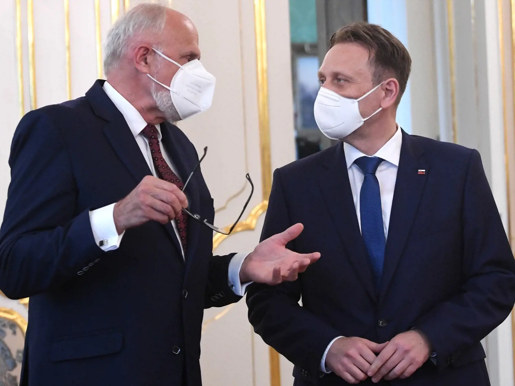 Prezidentka Zuzana Čaputová prijala demisiu doterajšieho ministra pôdohospodárstva a rozvoja vidieka Jána Mičovského (vľavo) v utorok 8. júna 2021 v Bratislave. Za jeho nástupcu vymenovala Samuela Vlčana (vpravo).  FOTO TASR - Martin Baumann