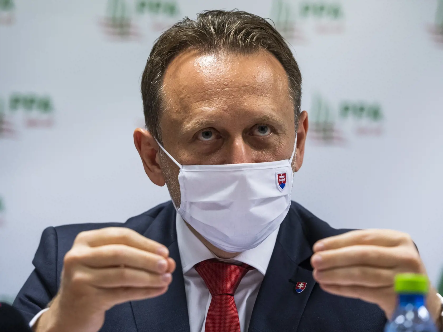 Podľa Mičovského Vlčan nie je zlý manažér, obklopuje sa však nesprávnymi ľuďmi.