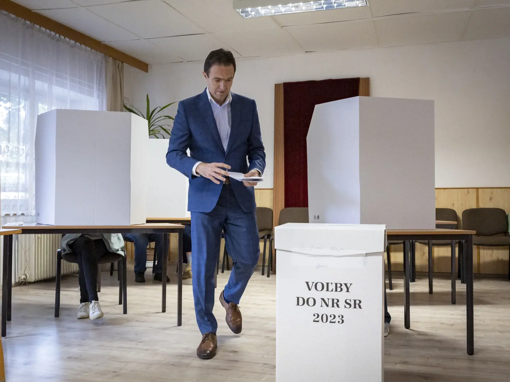Parlamentné voľby na Slovensku. Mgr. Ľudovít Ódor, predseda úradníckej vlády, ktorú vymenovala prezidentka Zuzana Čaputová v máji 2023 na snímke počas príchodu do volebnej miestnosti v bratislavskej mestskej časti Devínska Nová Ves.