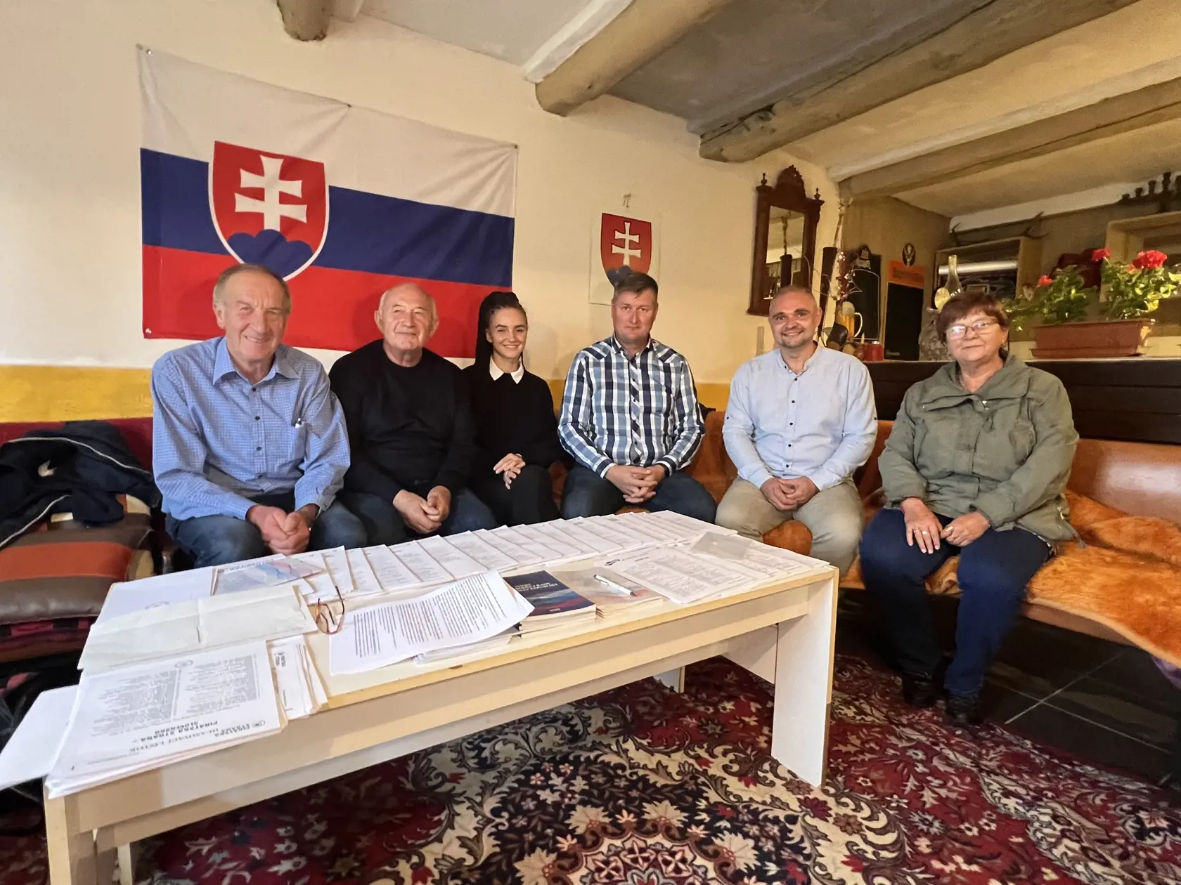 Na Slovensku sa v sobotu o 7.00 h začali v poradí štvrté predčasné a celkovo deviate parlamentné voľby v ére samostatnej SR. Na snímke členovia okrskovej volebnej komisie sedia v súkromnom rodinnom dome v obci Ondavka, v ktorom sa nachádza volebná miestnosť počas predčasných parlamentných volieb na Slovensku v sobotu 30. septembra 2023. Obec totiž v minulosti prišla v exekúcii o budovu obecného úradu. FOTO TASR - Maroš Černý 