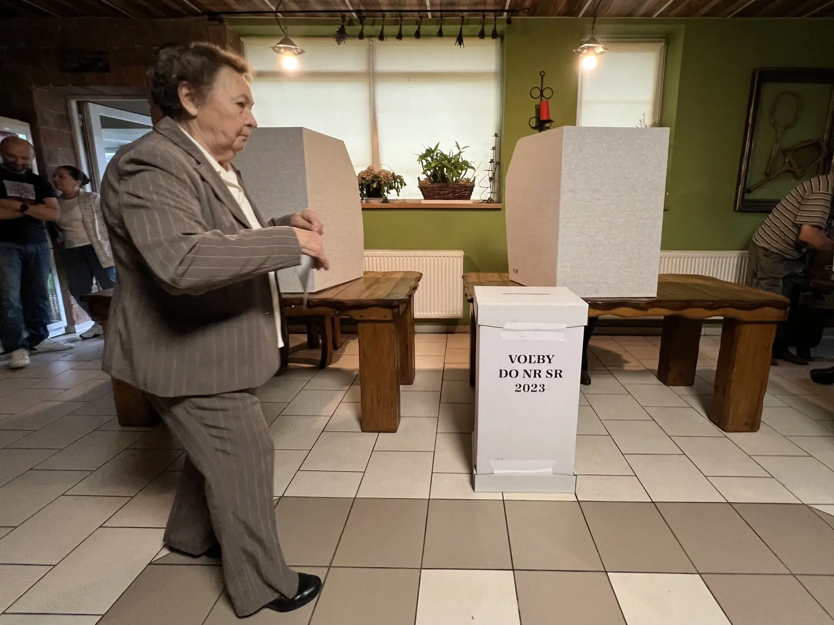 Na snímke obyvatelia prešovskej mestskej časti Šalgovík počas hlasovania vo volebnej miestnosti, ktorá je zriadená v krčme v sobotu 30. septembra 2023.