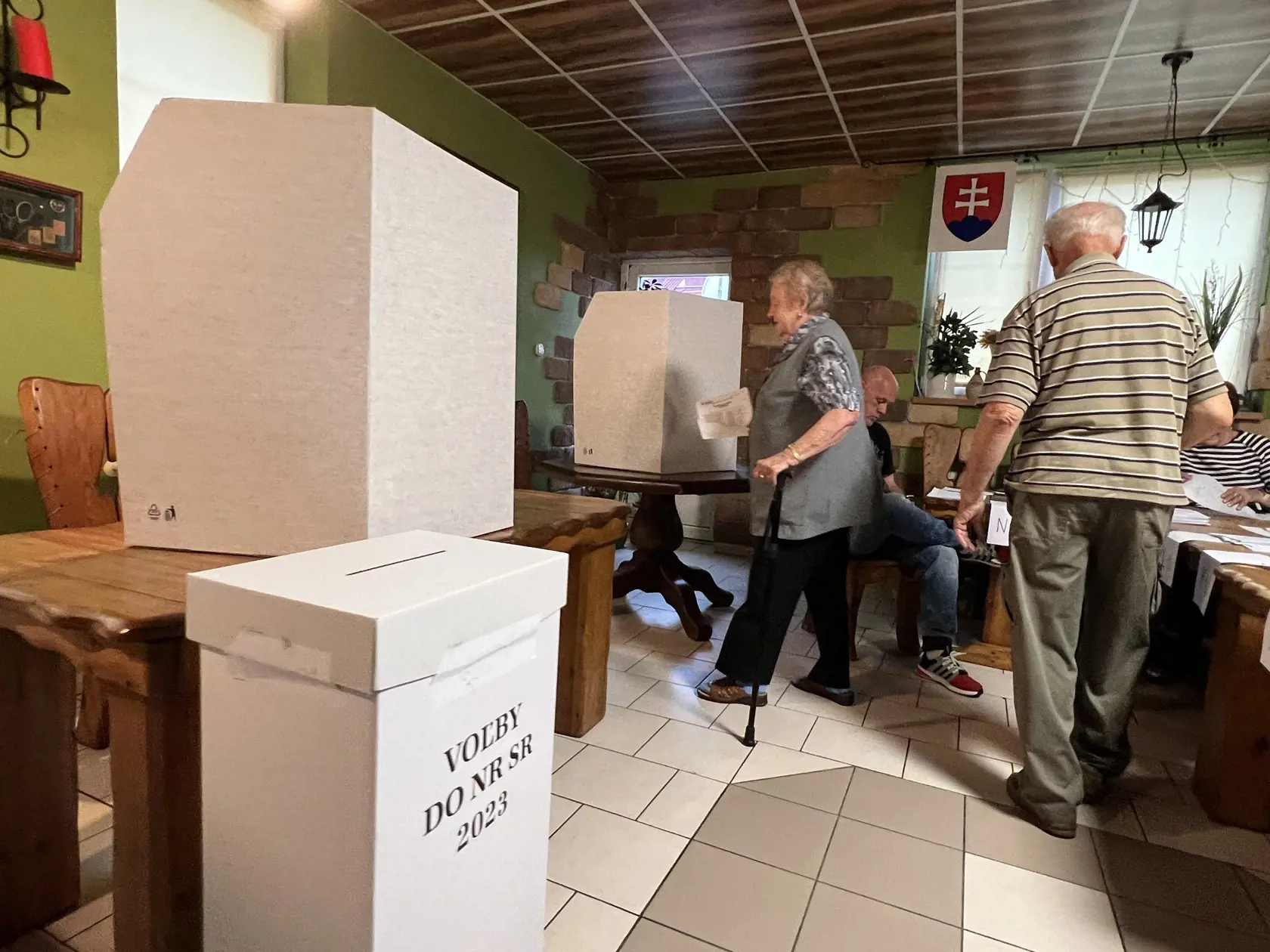 Na snímke obyvatelia prešovskej mestskej časti Šalgovík počas hlasovania vo volebnej miestnosti, ktorá je zriadená v krčme v sobotu 30. septembra 2023.