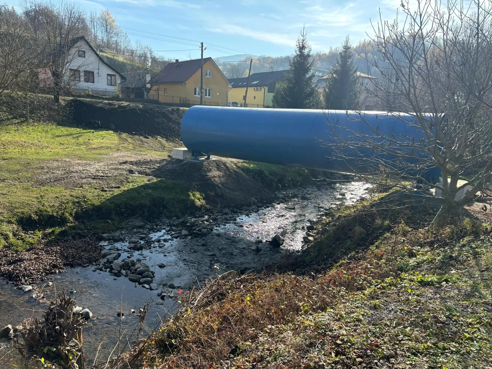 Hoci jej futuristický vzhľad kontrastuje s tradičnou architektúrou, starosta obce Vasiľ Dinič ju považuje za praktické riešenie.