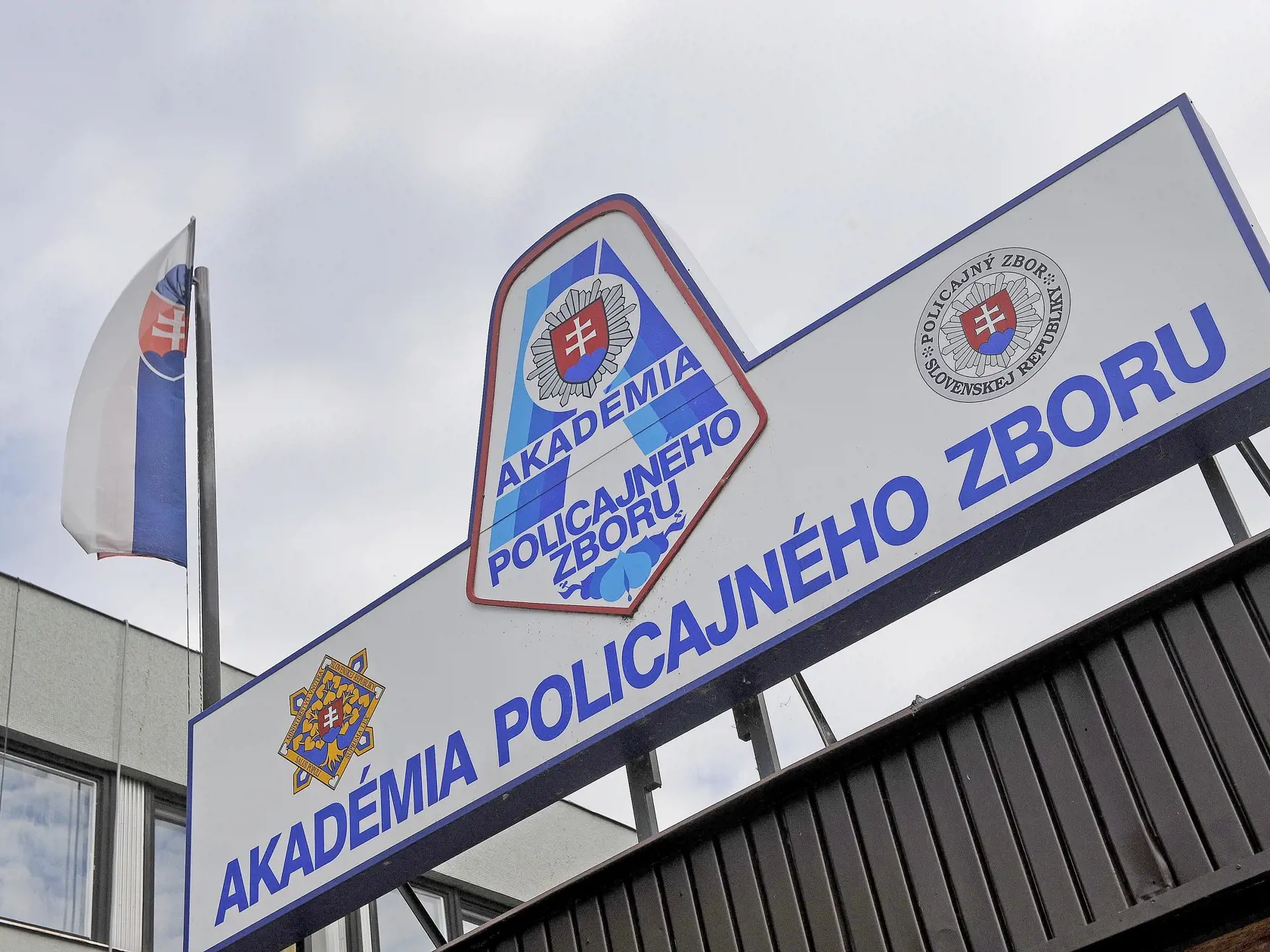 Kadetka Miška. Bola postrelená na pôde policajnej akadémie. Vyšetrovanie tejto udalosti odhalilo, že k podobnému incidentu, našťastie bez následkov, došlo aj v minulosti. Pred kompetentnými sa to podarilo utajiť.