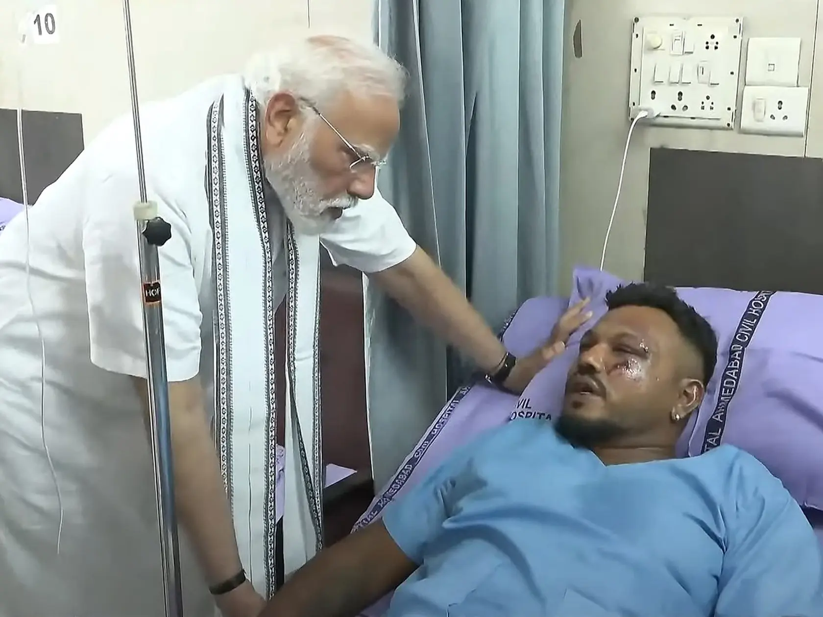 Vishwash Kumar Ramesh, jediný preživší havárie lietadla Air India letu AI171, dnes ráno prijal návštevu indického premiéra Naréndry Módího v nemocnici v Ahmedabade. Ramesh prežil vďaka svojej polohe pri núdzovom východe v sedadle 11A a dokázal sám dôjsť k sanitke, napriek tomu utrpel poranenia na hrudi, očiach a nohách.