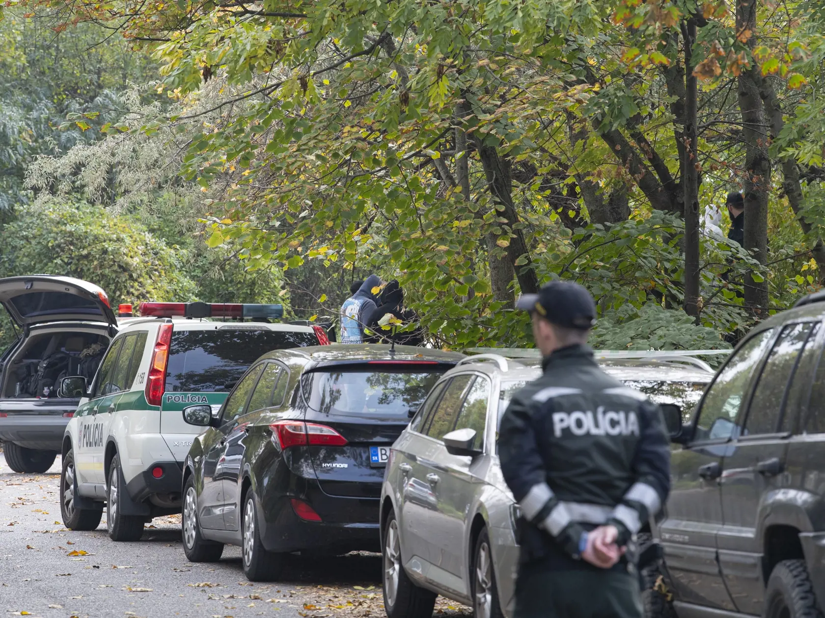 Polícia našla páchateľa, ktorý mal v stredu (12. 10.) večer strieľať v Bratislave na Zámockej ulici. Strelca našla mŕtveho na Jaskovom rade. Polícia o tom informovala na sociálnej sieti.
      "Môžeme upokojiť verejnosť, že ďalší útok strelca zo Zámockej ulice v Bratislave jej nehrozí. Dnes ráno polícia strelca vypátrala. Mŕtveho," uviedla. Aktuálne podľa polície prebiehajú procesné úkony. V Bratislave, 13. októbra 2022. FOTO TASR - Michal Svítok