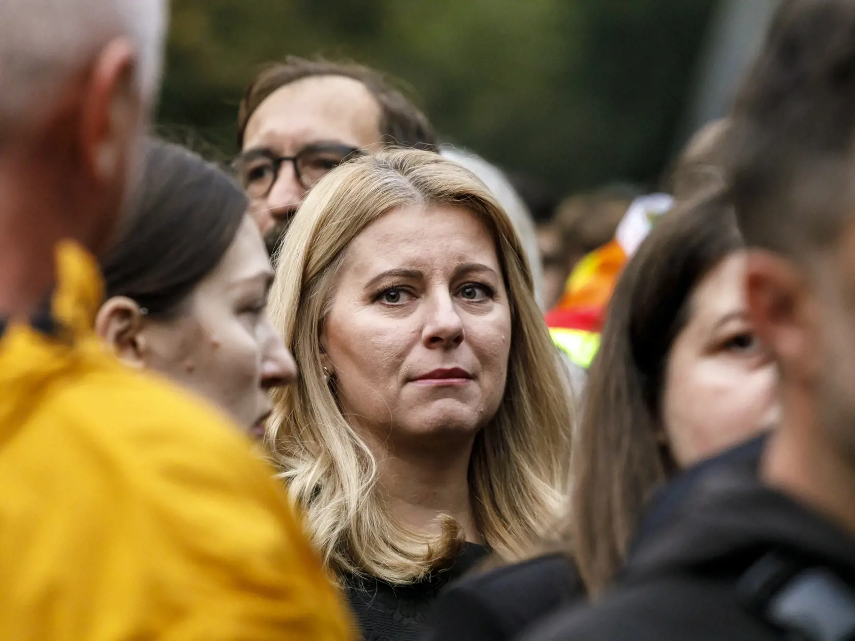Na snímke uprostred prezidentka SR Zuzana Čaputová po pochode za odsúdenie nenávisti voči LGBTI komunite v Bratislave 14. októbra 2022. Sprievod zo Zámockej ulice na Námestie SNP za obete tragédie zorganizovali Iniciatíva Inakosť a Dúhový Pride Bratislava. FOTO TASR - Dano Veselský