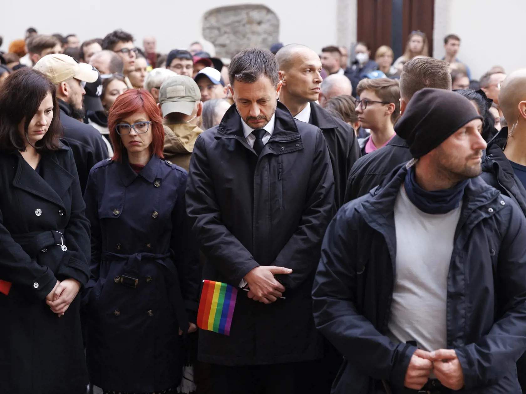 Na snímke predseda vlády SR Eduard Heger (OĽaNO) pred pochodom za odsúdenie nenávisti voči LGBTI komunite v Bratislave 14. októbra 2022. Sprievod zo Zámockej ulice na Námestie SNP za obete tragédie zorganizovali Iniciatíva Inakosť a Dúhový Pride Bratislava. FOTO TASR - Dano Veselský