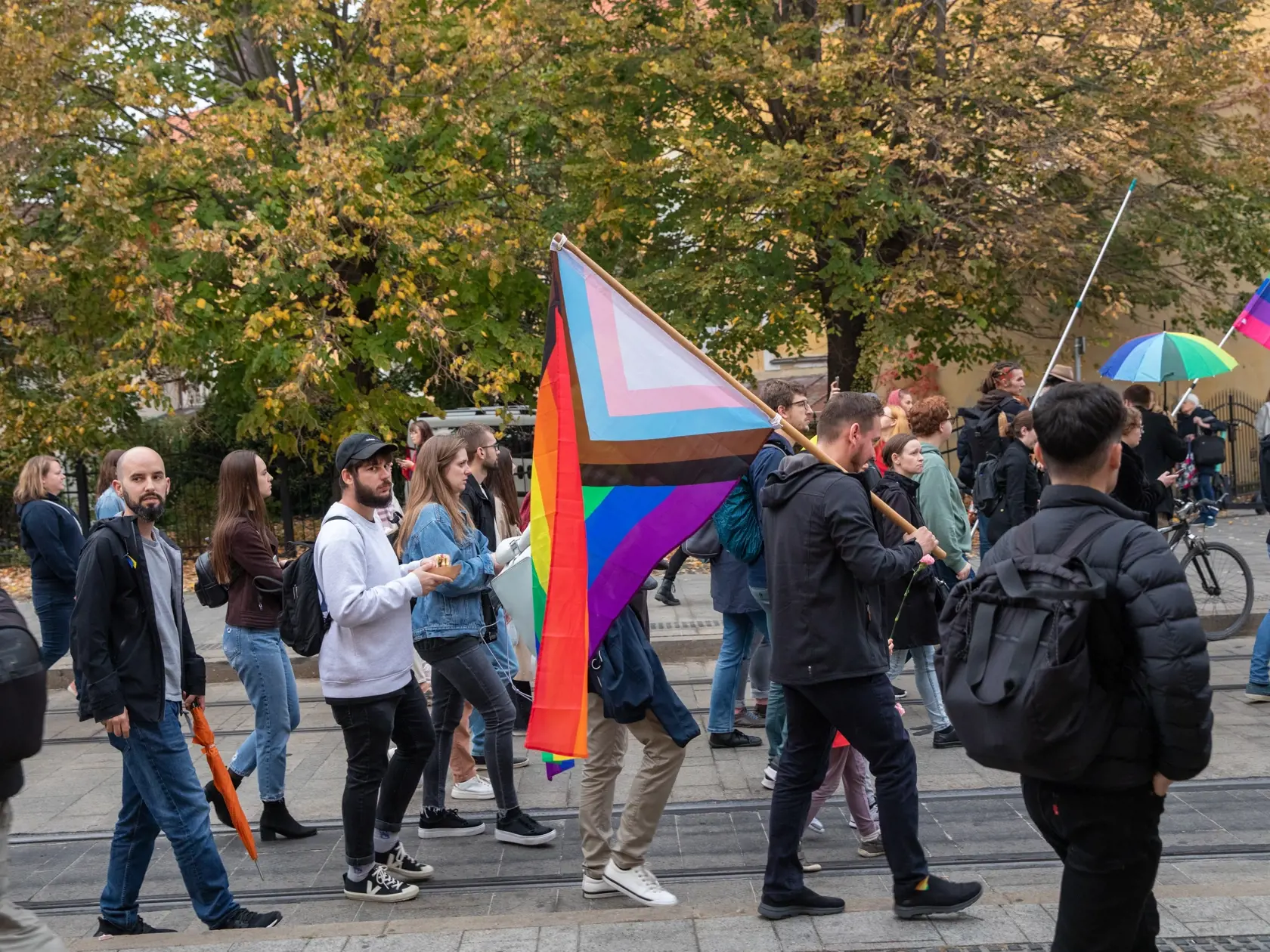 Na snímke je pochod za odsúdenie nenávisti proti LGBTI, ktorý nadväzuje na nedávne nešťastné udalosti na Zámockej ulici. Na pochode vyjadrili tisíce ľudí rešpekt voči homosexuálne orientovaným ľudom a vystúpili tiež niektorí politici, vrátane Eduarda Hegera a Zuzany Čaputovej.