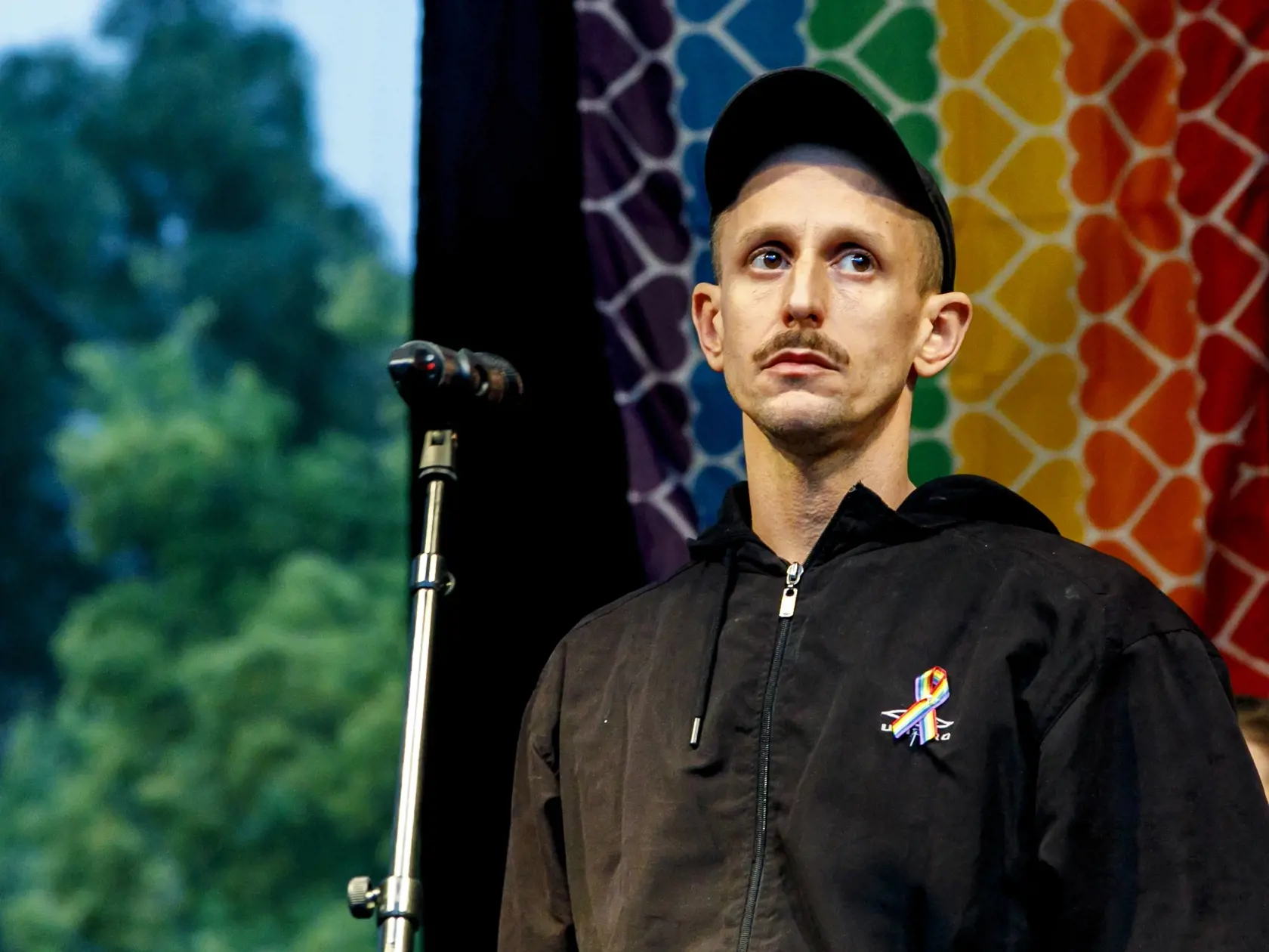 Na snímke majiteľ baru Tepláreň Roman Samotný počas príhovoru po pochode za odsúdenie nenávisti voči LGBTI komunite v Bratislave 14. októbra 2022. Sprievod zo Zámockej ulice na Námestie SNP za obete tragédie zorganizovali Iniciatíva Inakosť a Dúhový Pride Bratislava. FOTO TASR - Dano Veselský