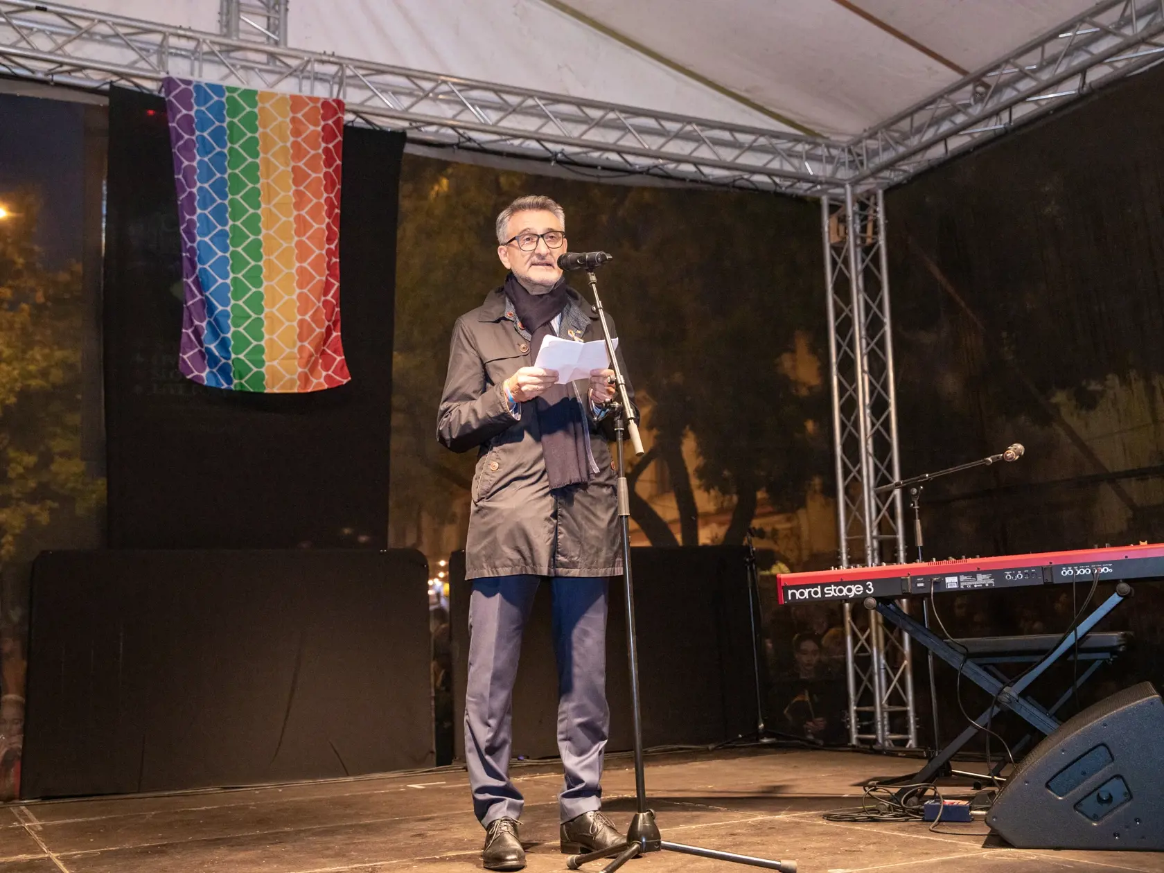 Na snímke je pochod za odsúdenie nenávisti proti LGBTI, ktorý nadväzuje na nedávne nešťastné udalosti na Zámockej ulici. Na pochode vyjadrili tisíce ľudí rešpekt voči homosexuálne orientovaným ľudom a vystúpili tiež niektorí politici, vrátane Eduarda Hegera a Zuzany Čaputovej.