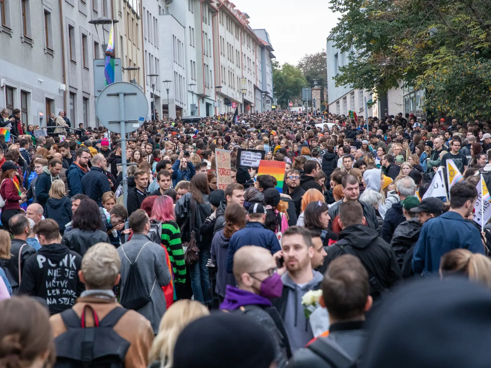 Na snímke je pochod za odsúdenie nenávisti proti LGBTI, ktorý nadväzuje na nedávne nešťastné udalosti na Zámockej ulici. Na pochode vyjadrili tisíce ľudí rešpekt voči homosexuálne orientovaným ľudom a vystúpili tiež niektorí politici, vrátane Eduarda Hegera a Zuzany Čaputovej.