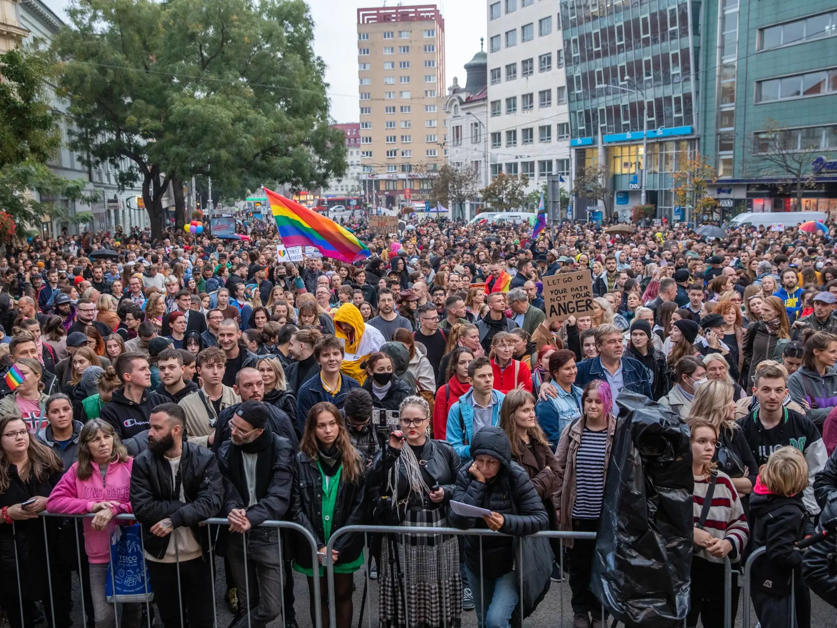 Na snímke je pochod za odsúdenie nenávisti proti LGBTI, ktorý nadväzuje na nedávne nešťastné udalosti na Zámockej ulici. Na pochode vyjadrili tisíce ľudí rešpekt voči homosexuálne orientovaným ľudom a vystúpili tiež niektorí politici, vrátane Eduarda Hegera a Zuzany Čaputovej.