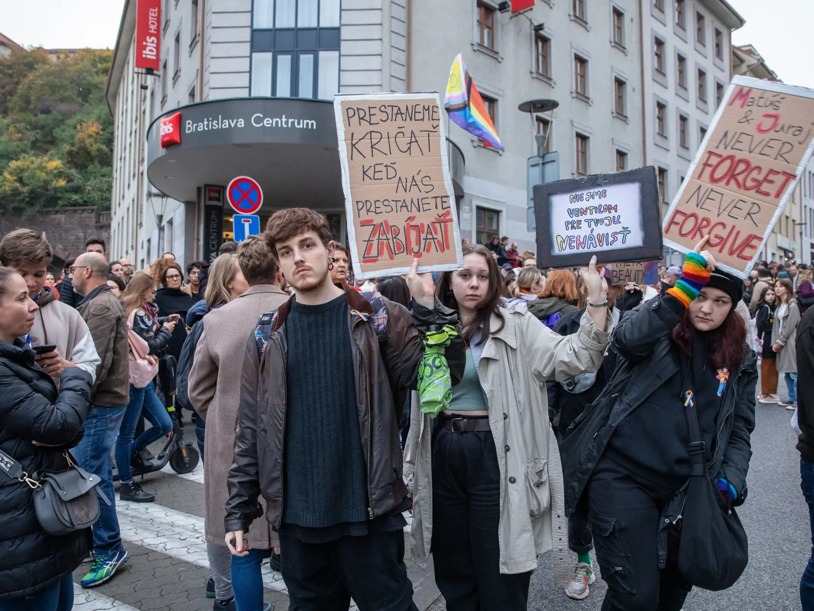 Na snímke je pochod za odsúdenie nenávisti proti LGBTI, ktorý nadväzuje na nedávne nešťastné udalosti na Zámockej ulici. Na pochode vyjadrili tisíce ľudí rešpekt voči homosexuálne orientovaným ľudom a vystúpili tiež niektorí politici, vrátane Eduarda Hegera a Zuzany Čaputovej.