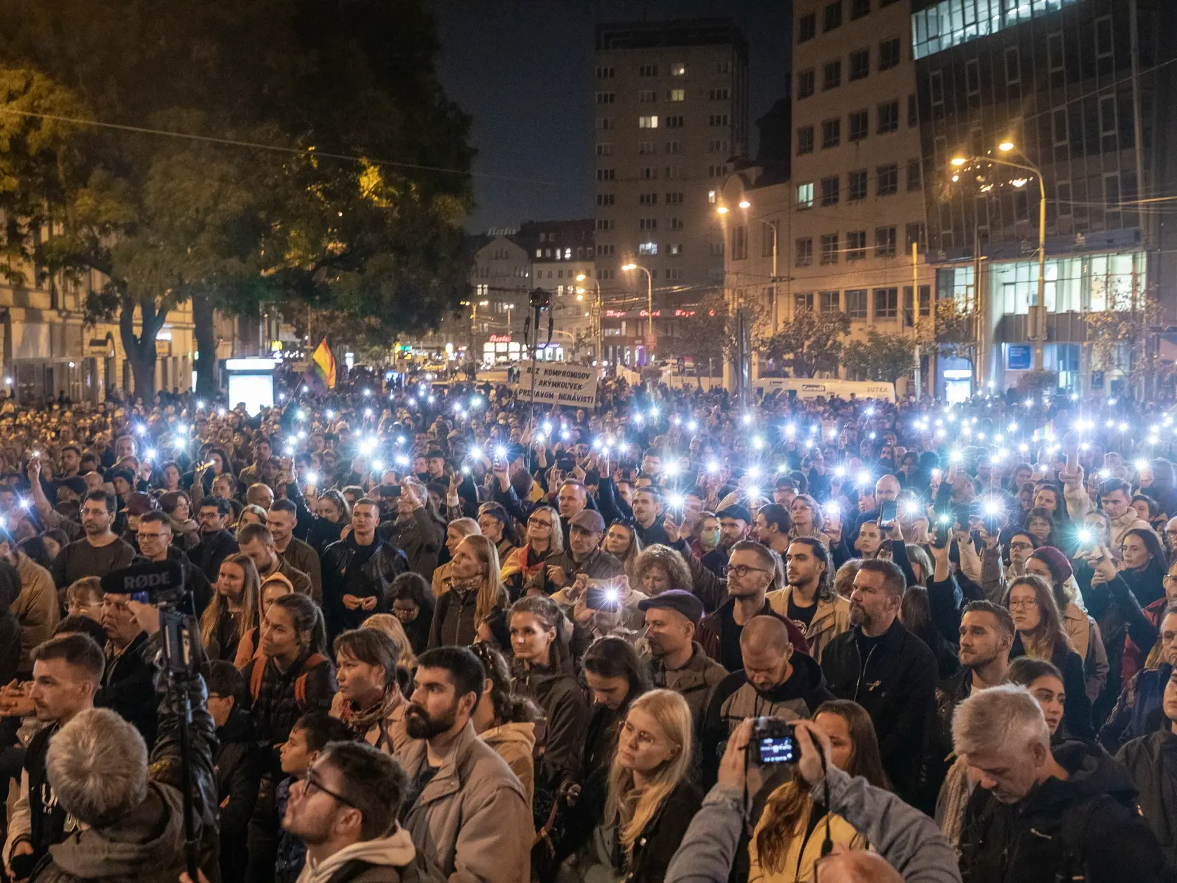 Na snímke je pochod za odsúdenie nenávisti proti LGBTI, ktorý nadväzuje na nedávne nešťastné udalosti na Zámockej ulici. Na pochode vyjadrili tisíce ľudí rešpekt voči homosexuálne orientovaným ľudom a vystúpili tiež niektorí politici, vrátane Eduarda Hegera a Zuzany Čaputovej.