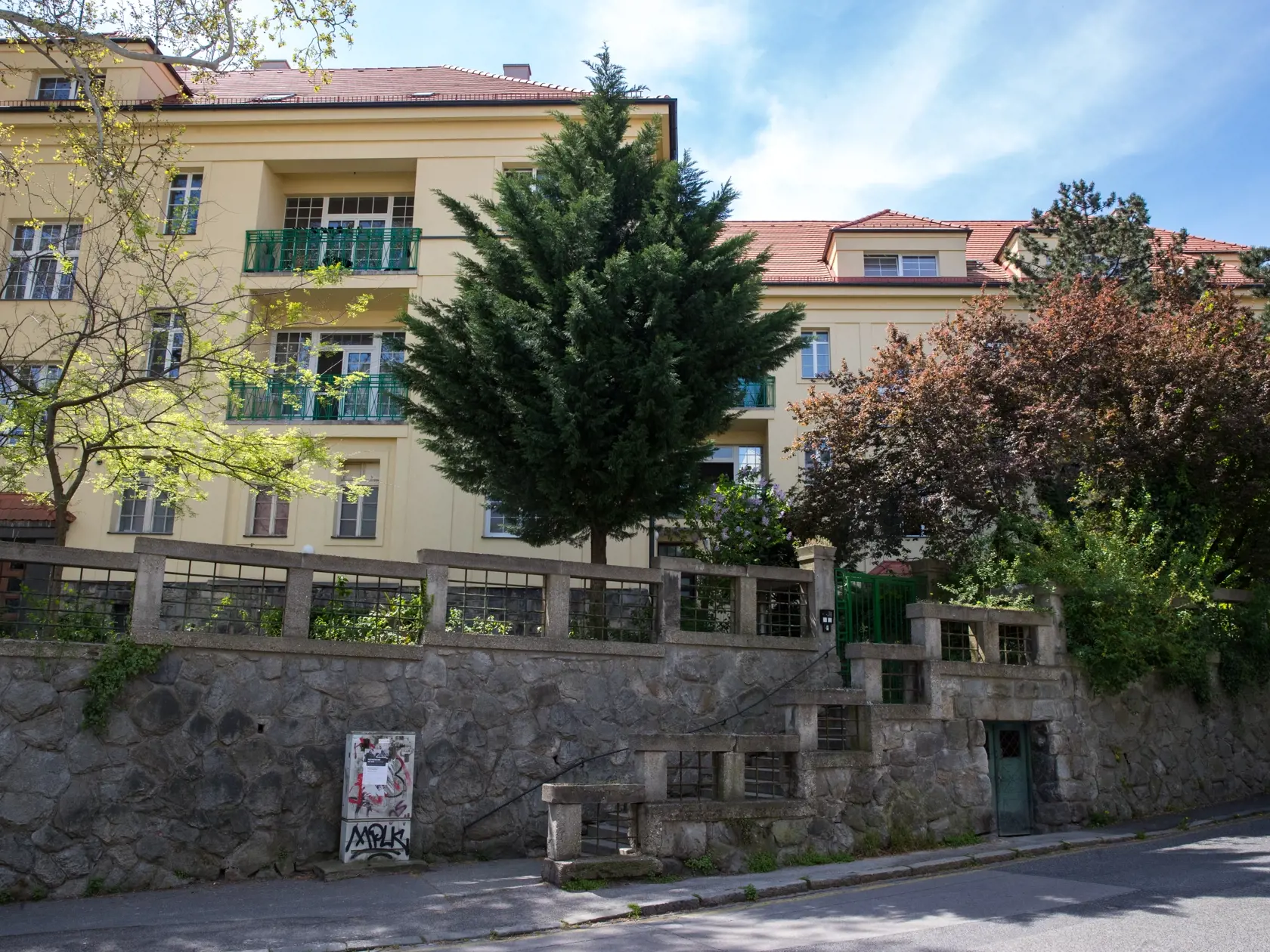 Na snímke je bytový dom v centre Bratislavy na Holubyho 1, v ktorom vlastí byt syn herca Štefana Kvietika, Martin Kvietik.