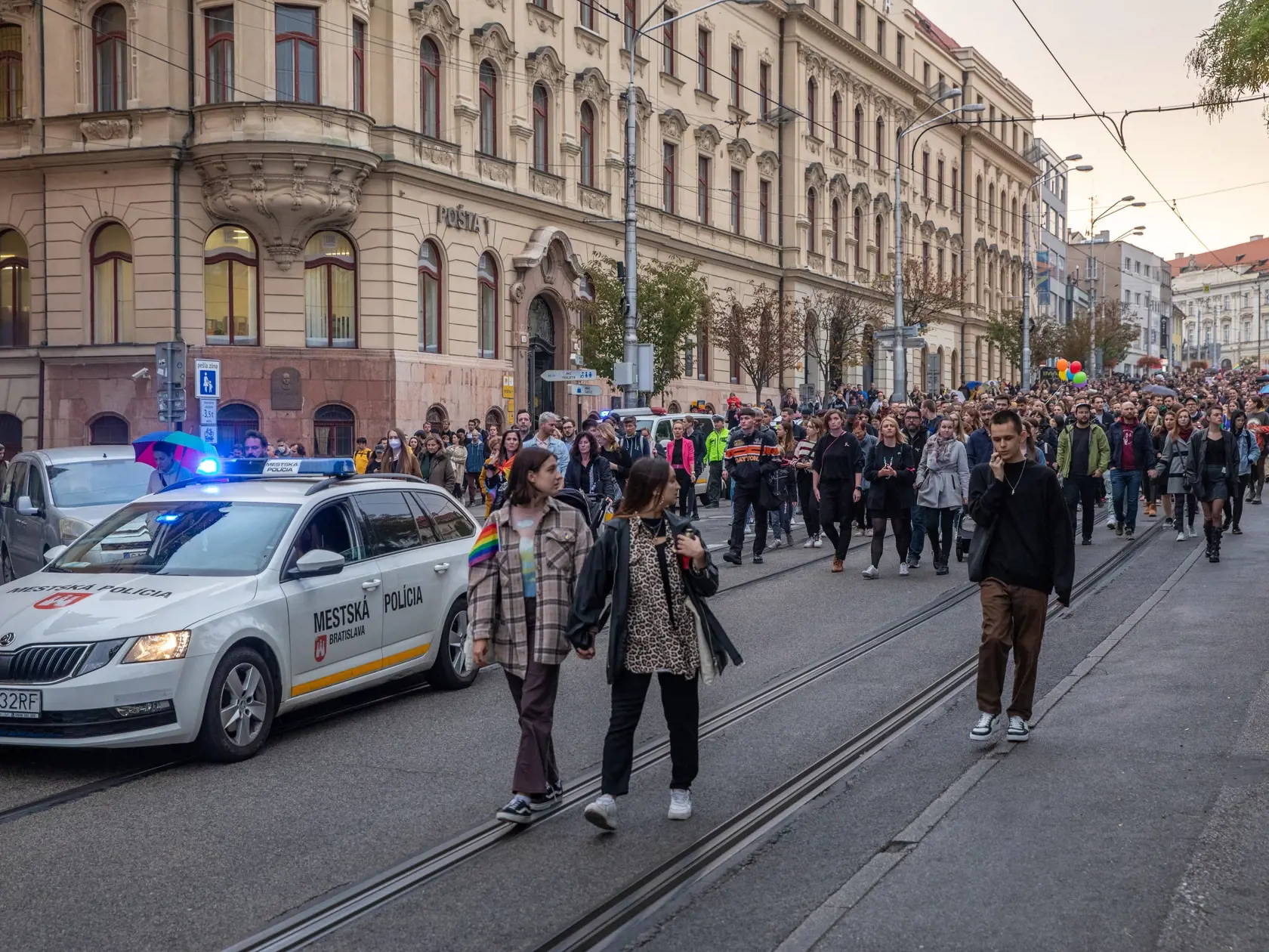 Na snímke je pochod za odsúdenie nenávisti proti LGBTI, ktorý nadväzuje na nedávne nešťastné udalosti na Zámockej ulici. Na pochode vyjadrili tisíce ľudí rešpekt voči homosexuálne orientovaným ľudom a vystúpili tiež niektorí politici, vrátane Eduarda Hegera a Zuzany Čaputovej.