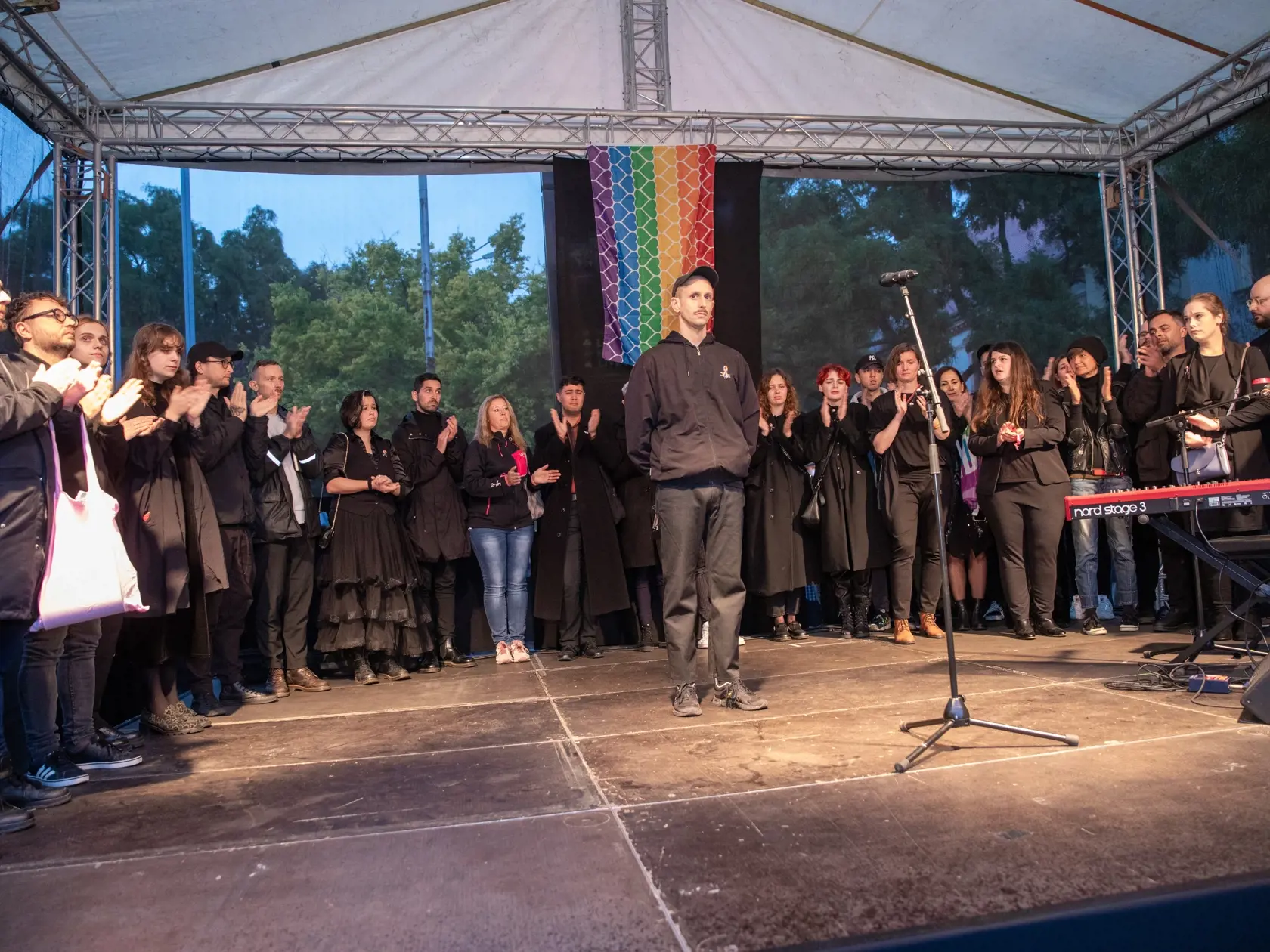Na snímke je pochod za odsúdenie nenávisti proti LGBTI, ktorý nadväzuje na nedávne nešťastné udalosti na Zámockej ulici. Na pochode vyjadrili tisíce ľudí rešpekt voči homosexuálne orientovaným ľudom a vystúpili tiež niektorí politici, vrátane Eduarda Hegera a Zuzany Čaputovej. Na fotke je majiteľ Teplárne Roman Samotný.