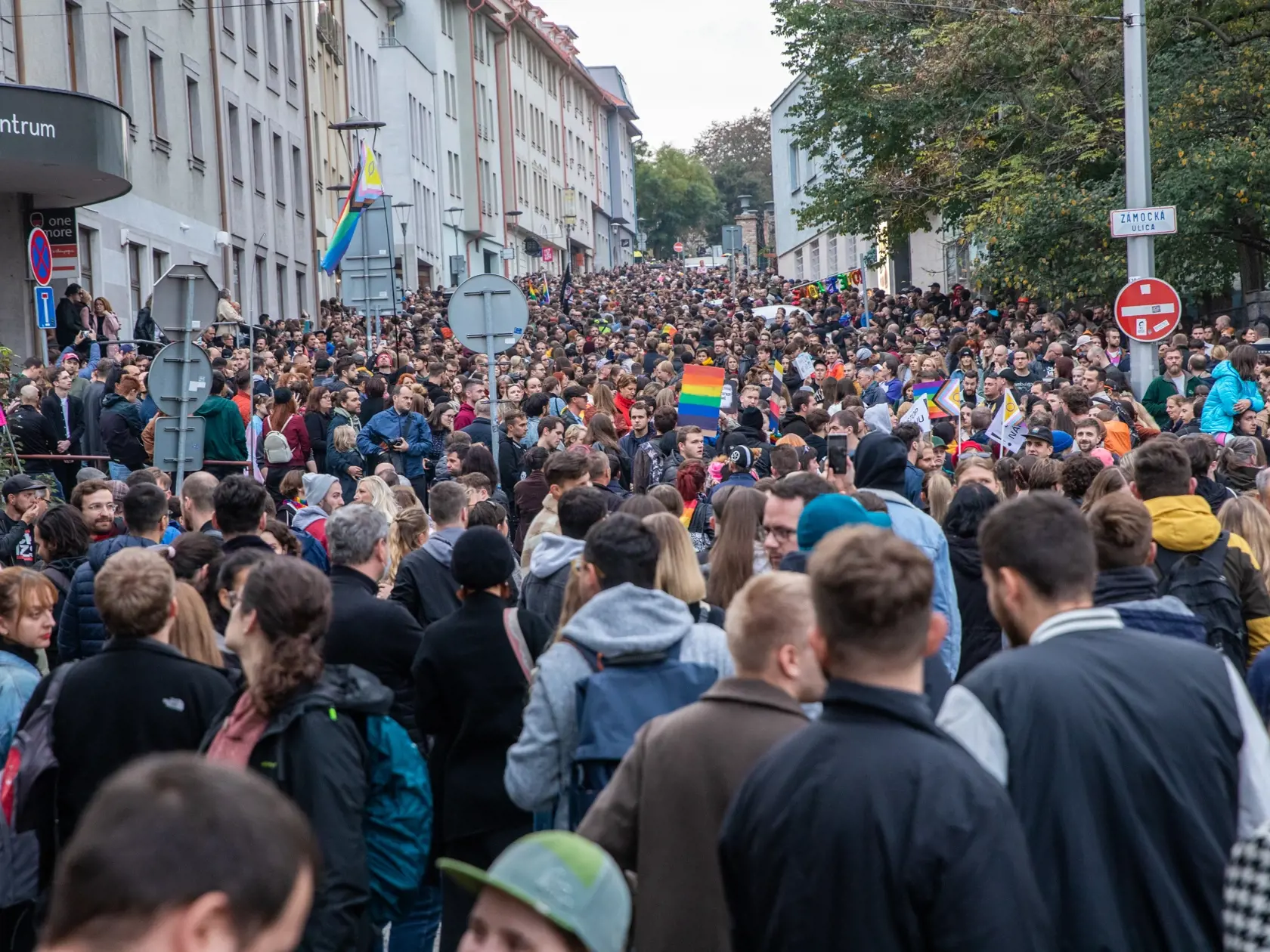 Na snímke je pochod za odsúdenie nenávisti proti LGBTI, ktorý nadväzuje na nedávne nešťastné udalosti na Zámockej ulici. Na pochode vyjadrili tisíce ľudí rešpekt voči homosexuálne orientovaným ľudom a vystúpili tiež niektorí politici, vrátane Eduarda Hegera a Zuzany Čaputovej.