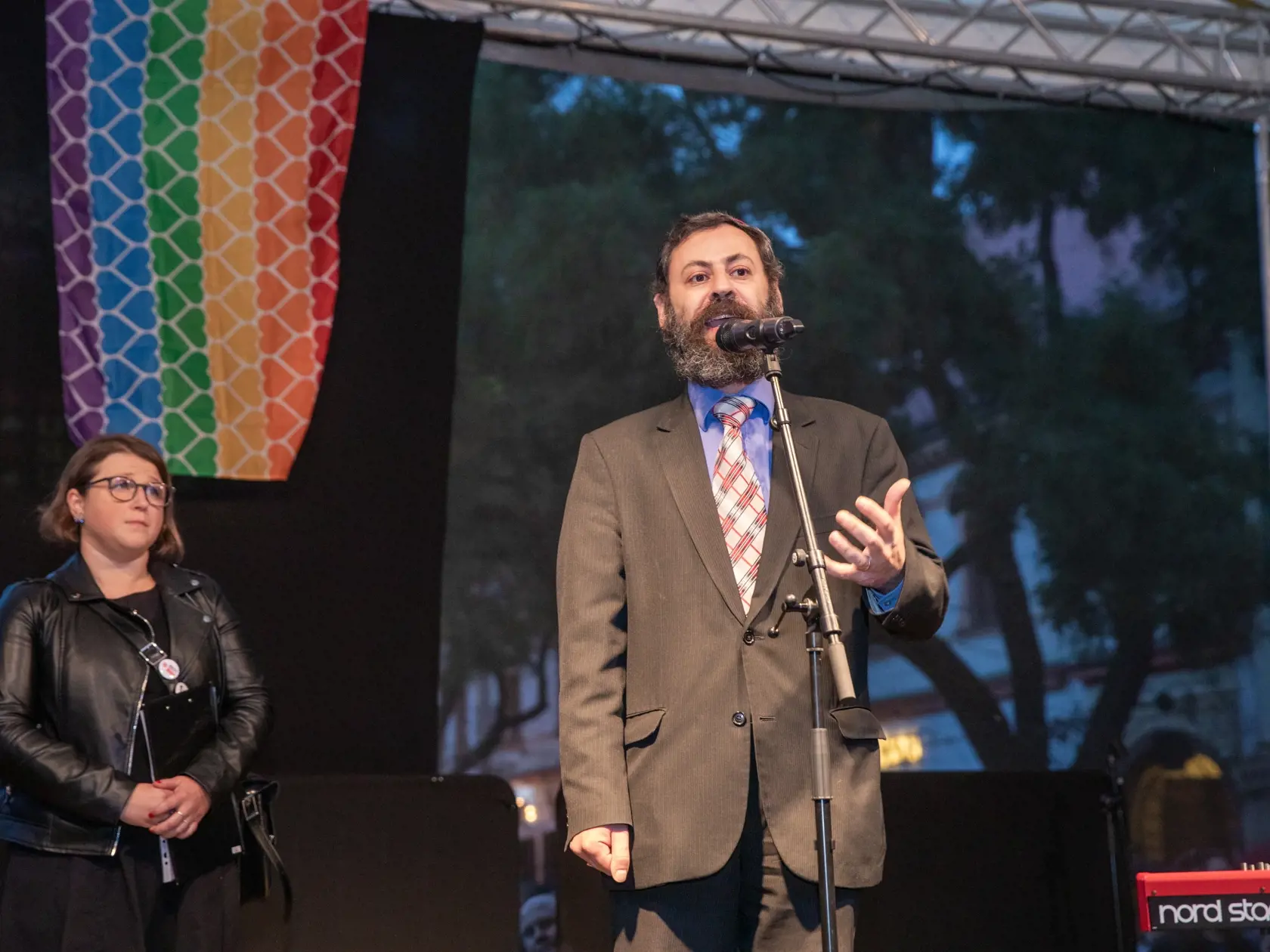 Na snímke je pochod za odsúdenie nenávisti proti LGBTI, ktorý nadväzuje na nedávne nešťastné udalosti na Zámockej ulici. Na pochode vyjadrili tisíce ľudí rešpekt voči homosexuálne orientovaným ľudom a vystúpili tiež niektorí politici, vrátane Eduarda Hegera a Zuzany Čaputovej. Na fotke je rabín Misha Kapustin.