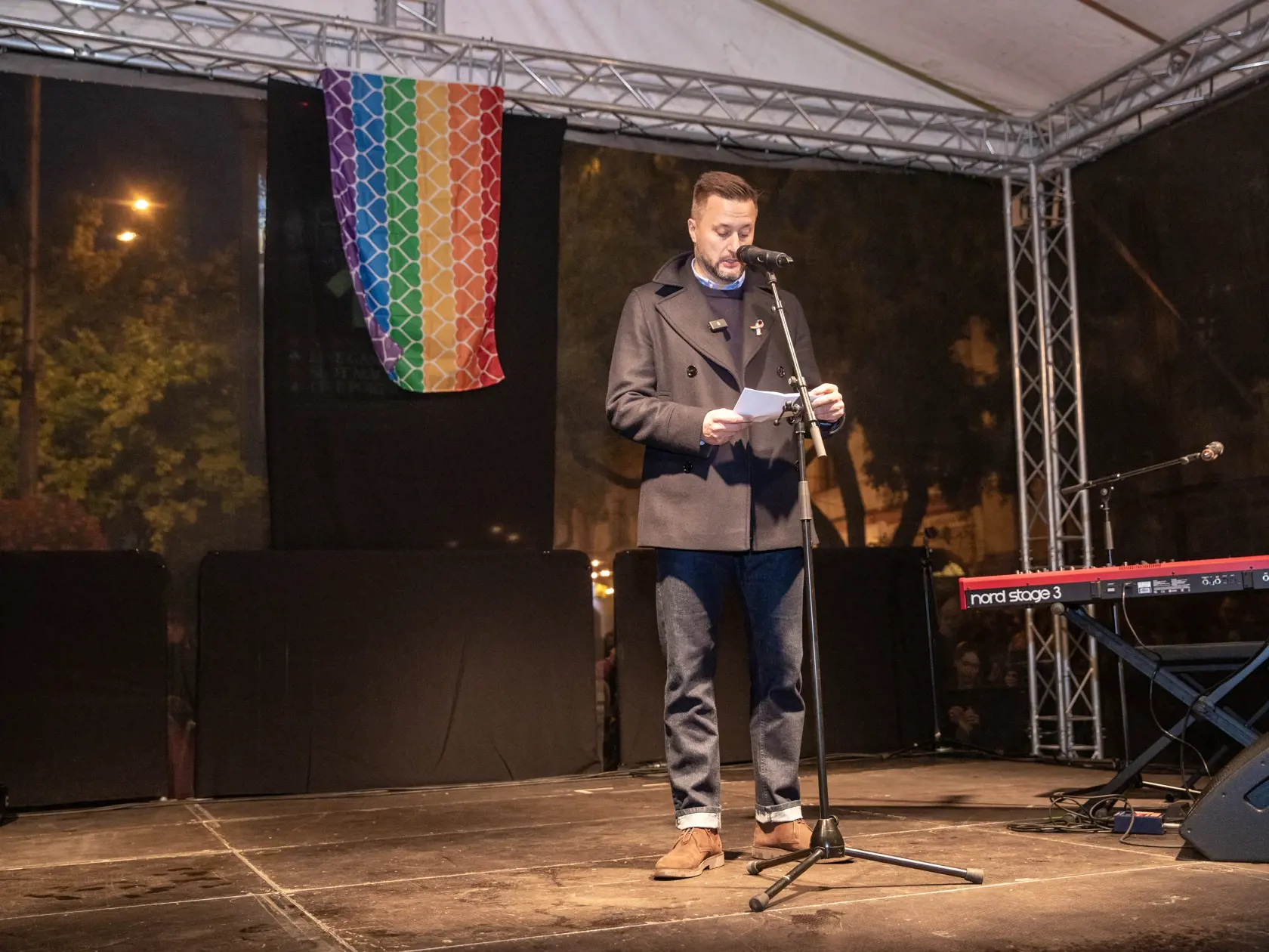 Na snímke je pochod za odsúdenie nenávisti proti LGBTI, ktorý nadväzuje na nedávne nešťastné udalosti na Zámockej ulici. Na pochode vyjadrili tisíce ľudí rešpekt voči homosexuálne orientovaným ľudom a vystúpili tiež niektorí politici, vrátane Eduarda Hegera a Zuzany Čaputovej. Na fotke je  primátor Bratislavy Matúš Vallo.