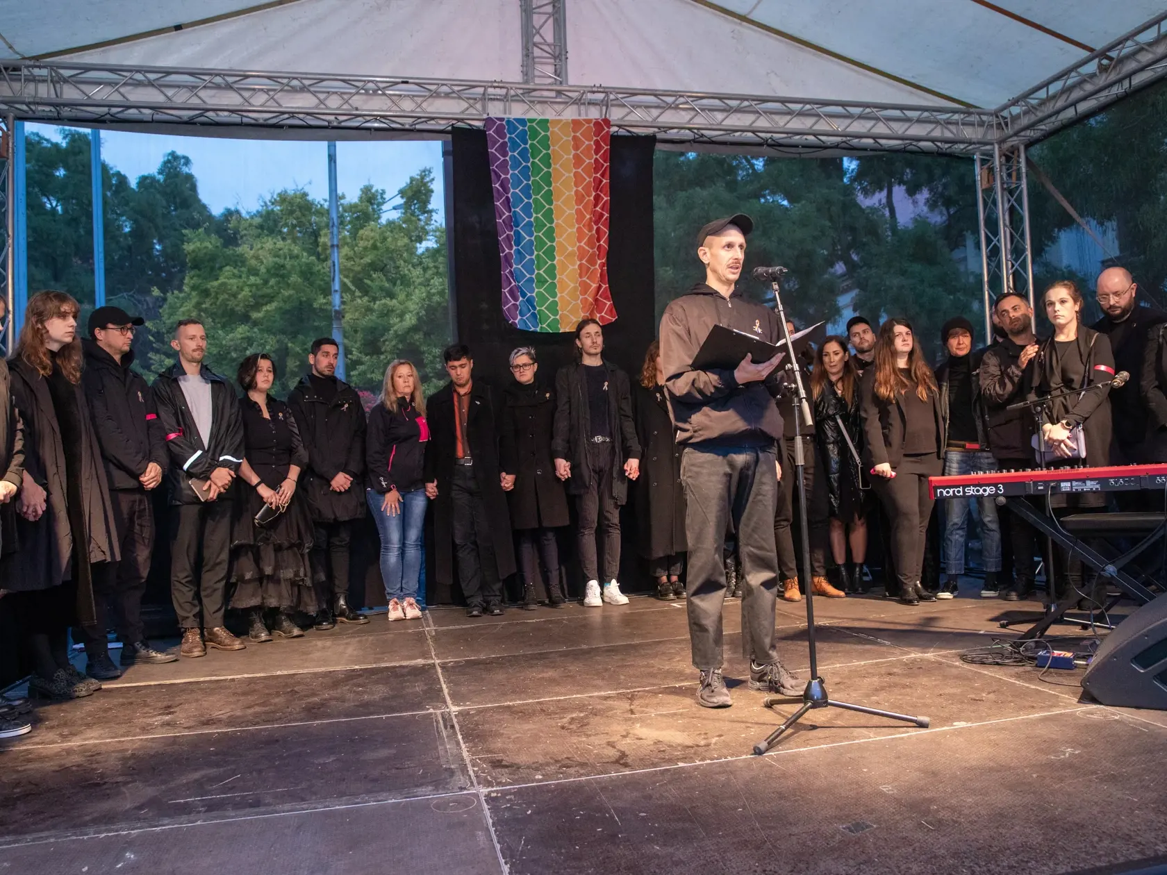 Na snímke je pochod za odsúdenie nenávisti proti LGBTI, ktorý nadväzuje na nedávne nešťastné udalosti na Zámockej ulici. Na pochode vyjadrili tisíce ľudí rešpekt voči homosexuálne orientovaným ľudom a vystúpili tiež niektorí politici, vrátane Eduarda Hegera a Zuzany Čaputovej. Na fotke je majiteľ Teplárne Roman Samotný.