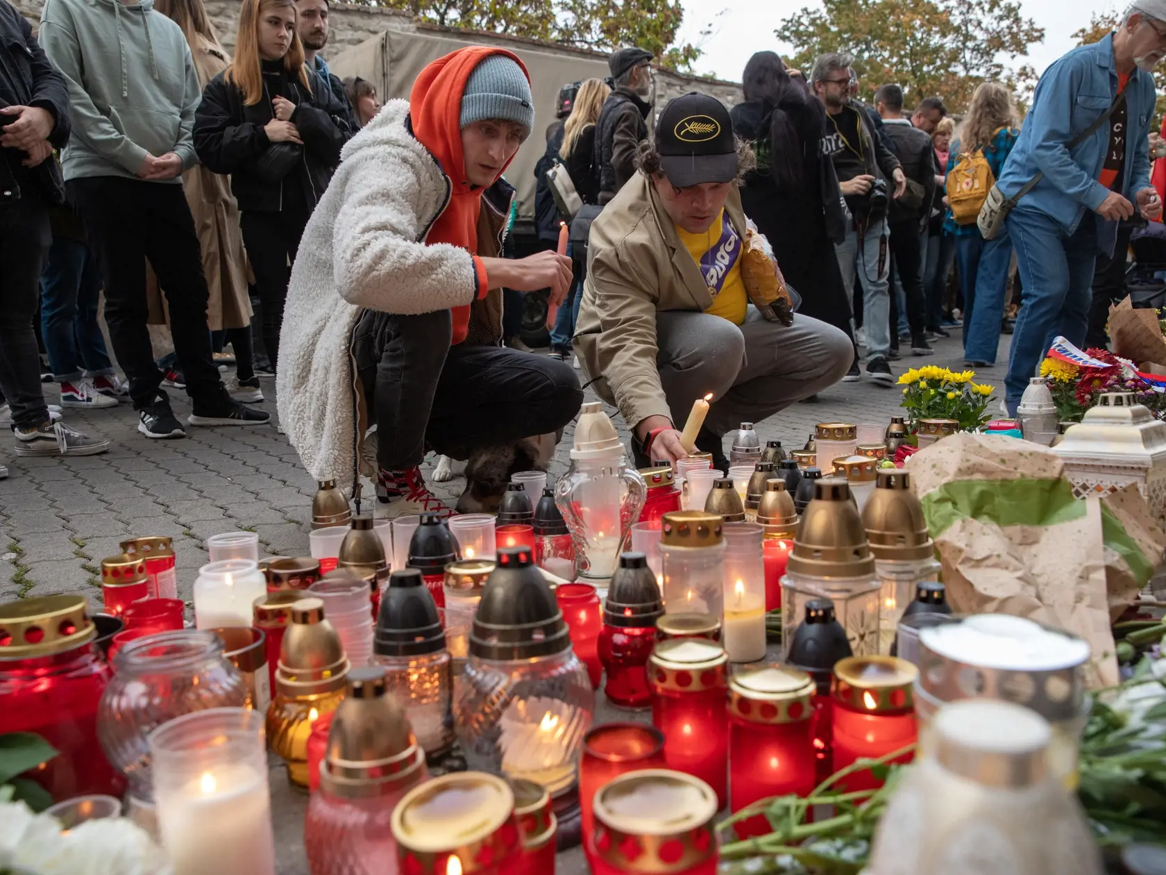 Na snímke je pochod za odsúdenie nenávisti proti LGBTI, ktorý nadväzuje na nedávne nešťastné udalosti na Zámockej ulici. Na pochode vyjadrili tisíce ľudí rešpekt voči homosexuálne orientovaným ľudom a vystúpili tiež niektorí politici, vrátane Eduarda Hegera a Zuzany Čaputovej.