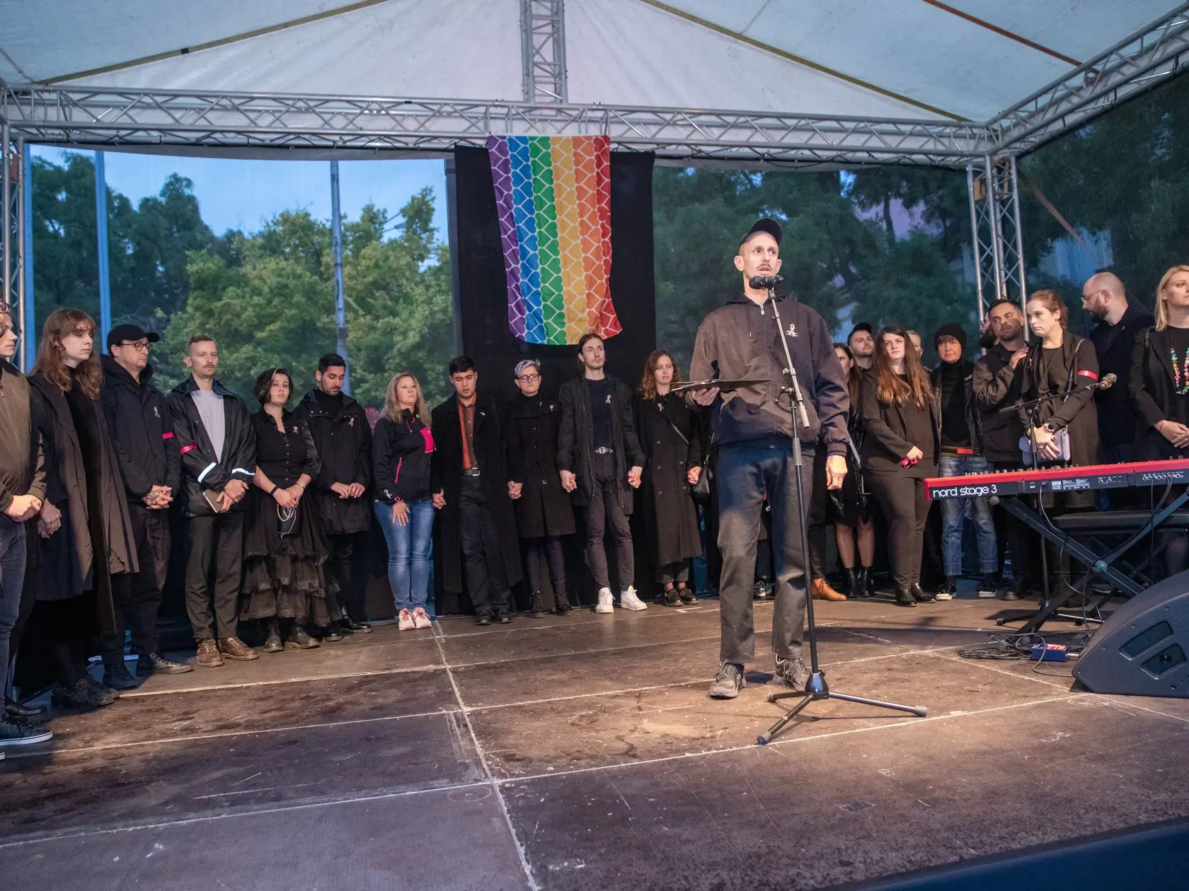 Na snímke je pochod za odsúdenie nenávisti proti LGBTI, ktorý nadväzuje na nedávne nešťastné udalosti na Zámockej ulici. Na pochode vyjadrili tisíce ľudí rešpekt voči homosexuálne orientovaným ľudom a vystúpili tiež niektorí politici, vrátane Eduarda Hegera a Zuzany Čaputovej. Na fotke je majiteľ Teplárne Roman Samotný.