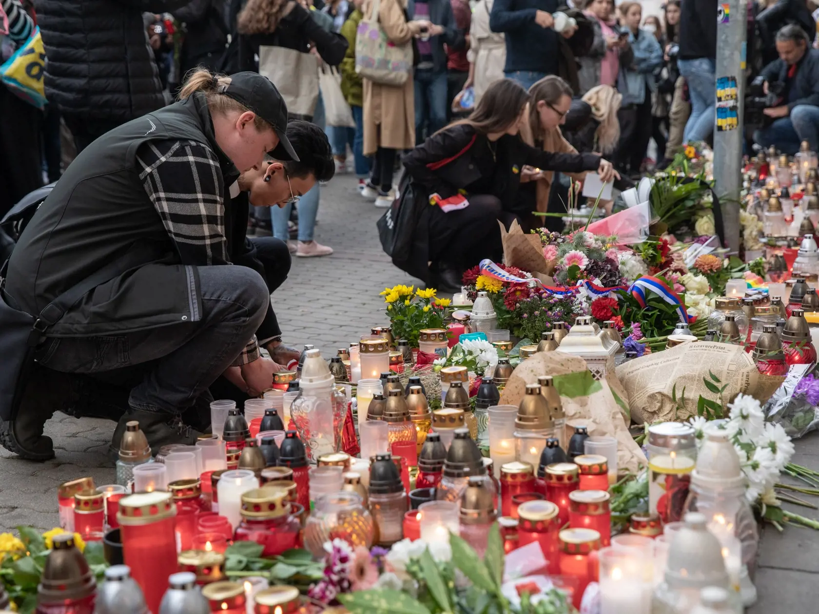 Na snímke je pochod za odsúdenie nenávisti proti LGBTI, ktorý nadväzuje na nedávne nešťastné udalosti na Zámockej ulici. Na pochode vyjadrili tisíce ľudí rešpekt voči homosexuálne orientovaným ľudom a vystúpili tiež niektorí politici, vrátane Eduarda Hegera a Zuzany Čaputovej.