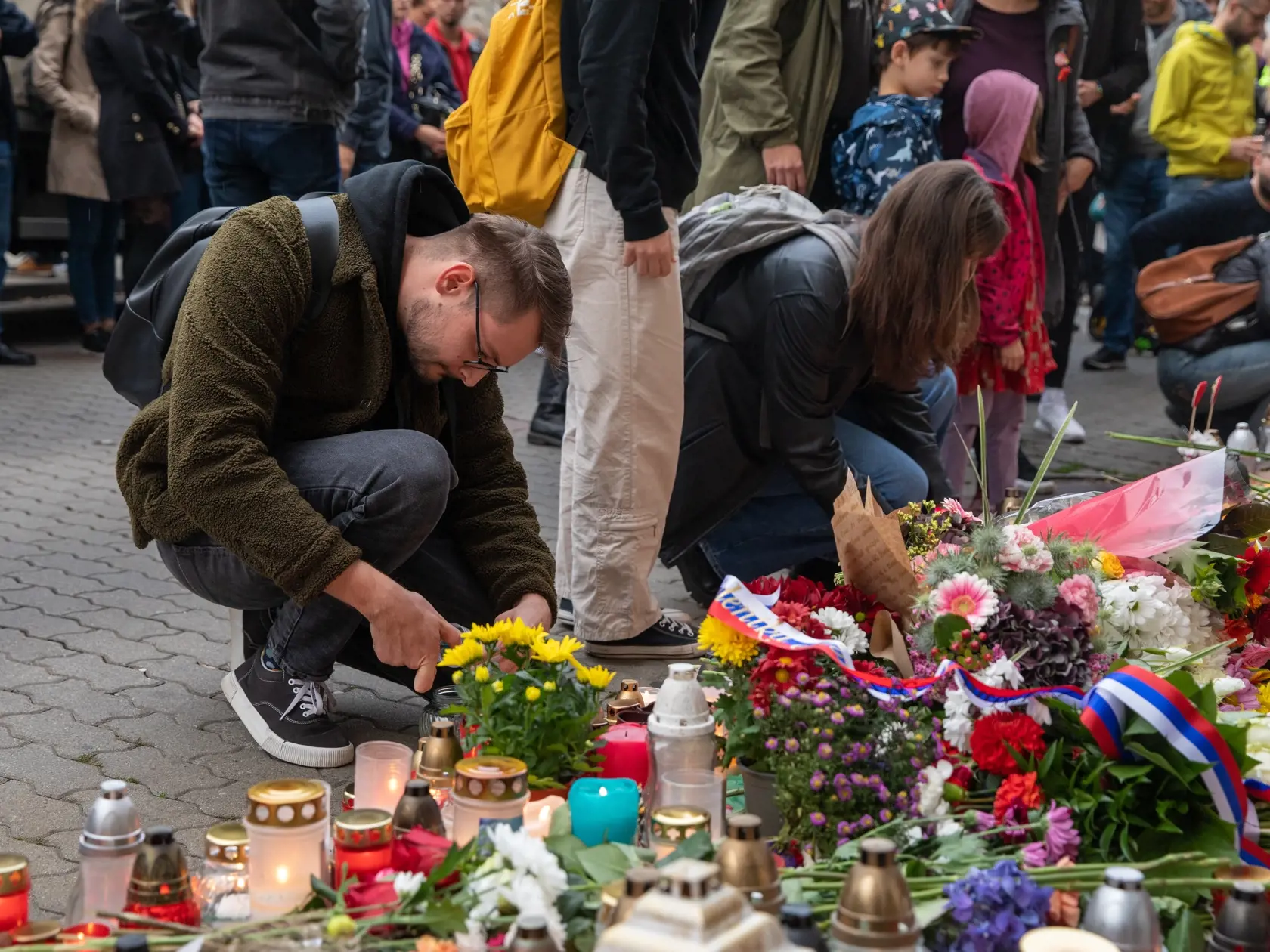 Na snímke je pochod za odsúdenie nenávisti proti LGBTI, ktorý nadväzuje na nedávne nešťastné udalosti na Zámockej ulici. Na pochode vyjadrili tisíce ľudí rešpekt voči homosexuálne orientovaným ľudom a vystúpili tiež niektorí politici, vrátane Eduarda Hegera a Zuzany Čaputovej.