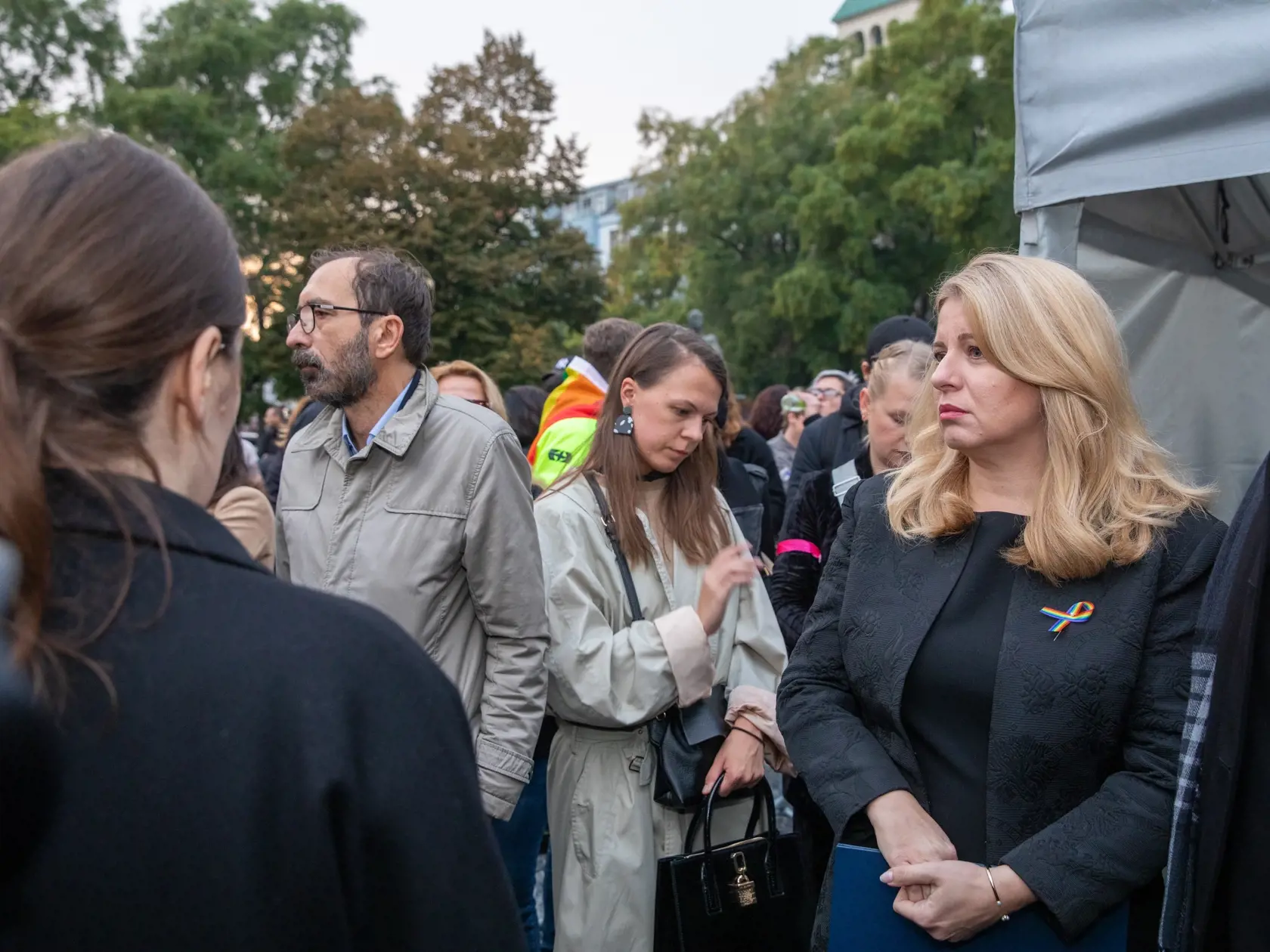 Na snímke je pochod za odsúdenie nenávisti proti LGBTI, ktorý nadväzuje na nedávne nešťastné udalosti na Zámockej ulici. Na pochode vyjadrili tisíce ľudí rešpekt voči homosexuálne orientovaným ľudom a vystúpili tiež niektorí politici, vrátane Eduarda Hegera a Zuzany Čaputovej. Na fotke je  Prezidentka Zuzana Čaputová.