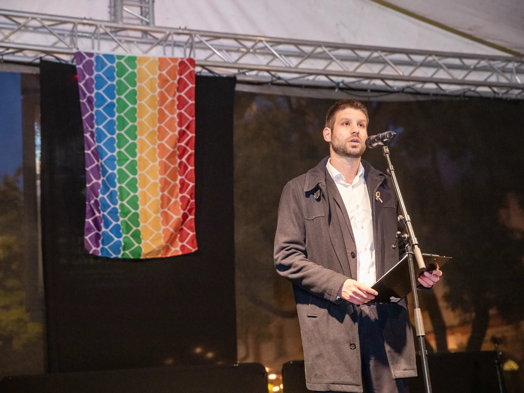 Na snímke je pochod za odsúdenie nenávisti proti LGBTI, ktorý nadväzuje na nedávne nešťastné udalosti na Zámockej ulici. Na pochode vyjadrili tisíce ľudí rešpekt voči homosexuálne orientovaným ľudom a vystúpili tiež niektorí politici, vrátane Eduarda Hegera a Zuzany Čaputovej. Na fotke je podpredseda Európskeho parlamentu Michal Šimečka.