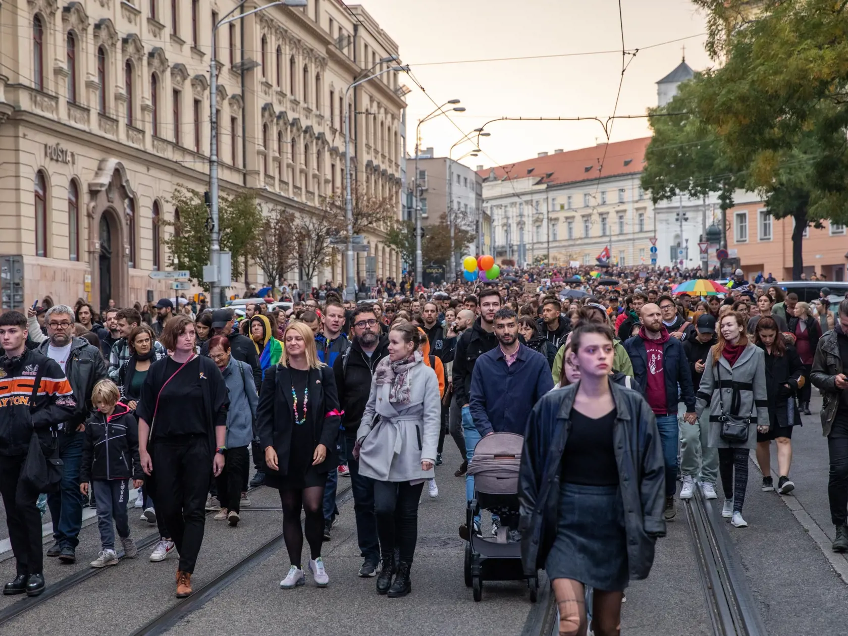 Na snímke je pochod za odsúdenie nenávisti proti LGBTI, ktorý nadväzuje na nedávne nešťastné udalosti na Zámockej ulici. Na pochode vyjadrili tisíce ľudí rešpekt voči homosexuálne orientovaným ľudom a vystúpili tiež niektorí politici, vrátane Eduarda Hegera a Zuzany Čaputovej.