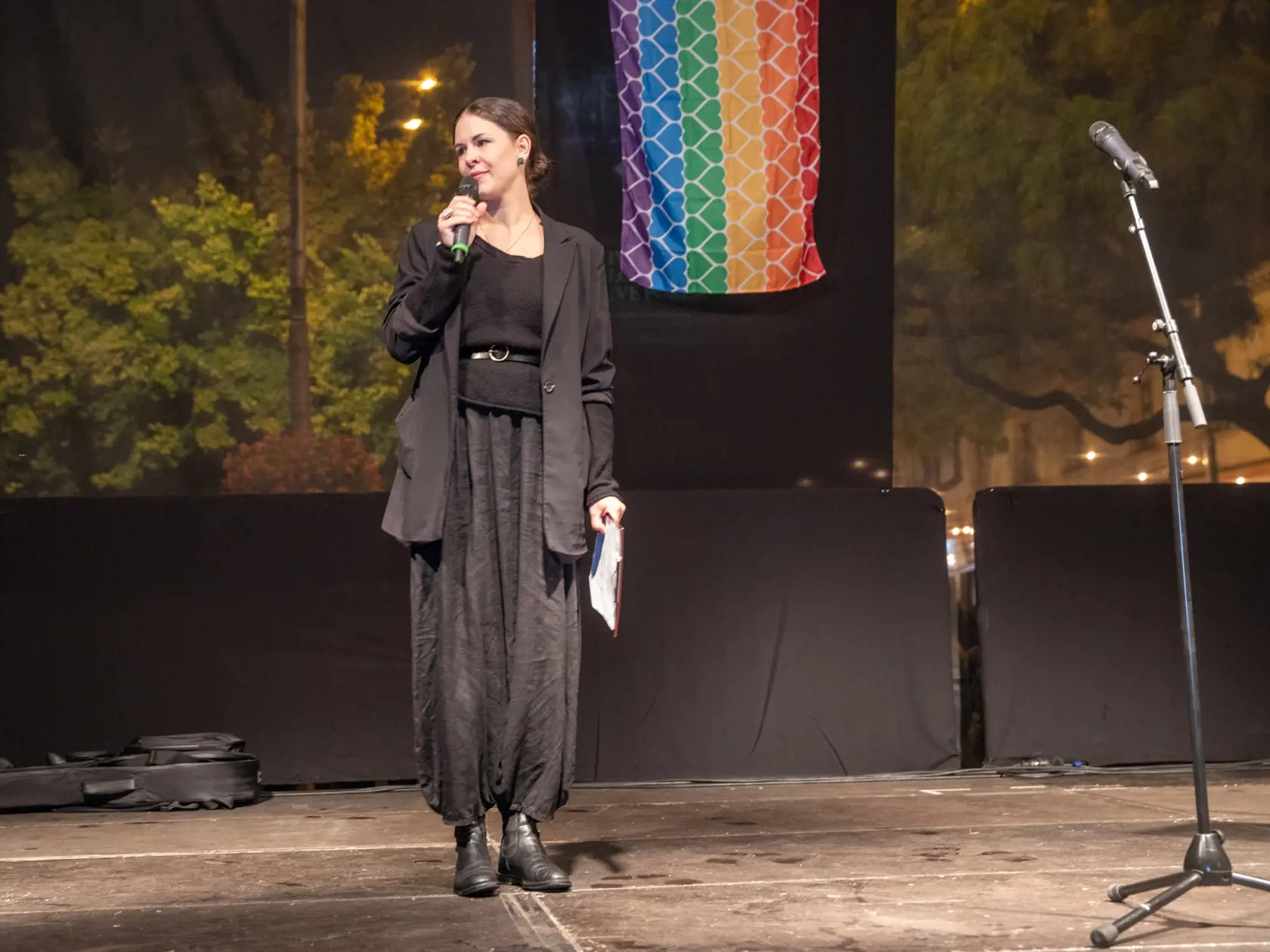 Na snímke je pochod za odsúdenie nenávisti proti LGBTI, ktorý nadväzuje na nedávne nešťastné udalosti na Zámockej ulici. Na pochode vyjadrili tisíce ľudí rešpekt voči homosexuálne orientovaným ľudom a vystúpili tiež niektorí politici, vrátane Eduarda Hegera a Zuzany Čaputovej.