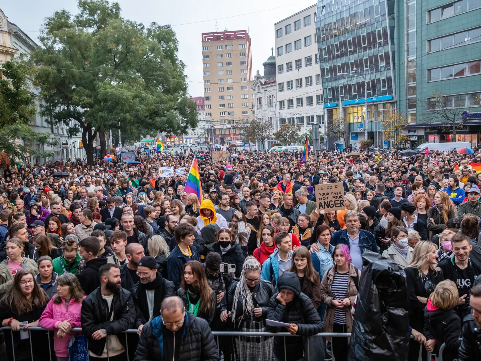 Na snímke je pochod za odsúdenie nenávisti proti LGBTI, ktorý nadväzuje na nedávne nešťastné udalosti na Zámockej ulici. Na pochode vyjadrili tisíce ľudí rešpekt voči homosexuálne orientovaným ľudom a vystúpili tiež niektorí politici, vrátane Eduarda Hegera a Zuzany Čaputovej.