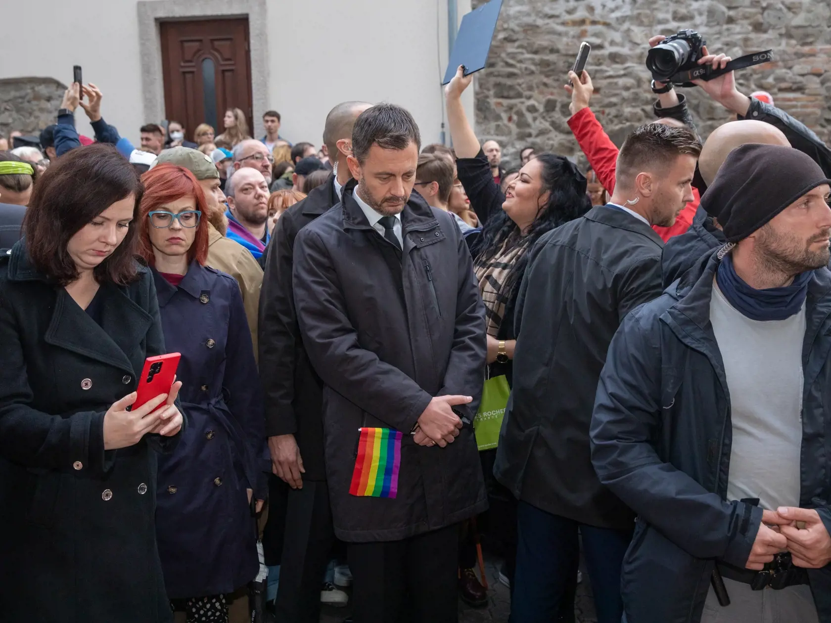Na snímke je pochod za odsúdenie nenávisti proti LGBTI, ktorý nadväzuje na nedávne nešťastné udalosti na Zámockej ulici. Na pochode vyjadrili tisíce ľudí rešpekt voči homosexuálne orientovaným ľudom a vystúpili tiež niektorí politici, vrátane Eduarda Hegera a Zuzany Čaputovej. Na fotke je premiér Eduard Heger.