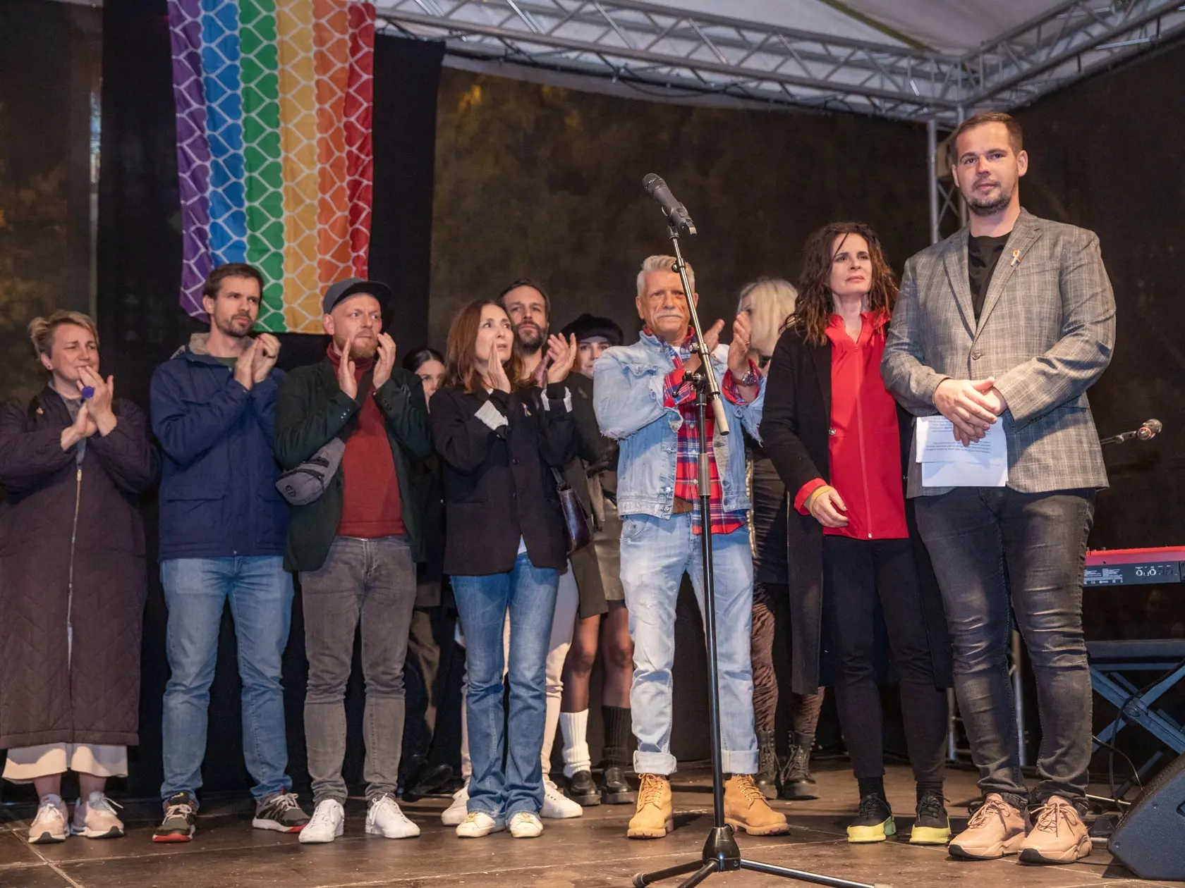 Na snímke je pochod za odsúdenie nenávisti proti LGBTI, ktorý nadväzuje na nedávne nešťastné udalosti na Zámockej ulici. Na pochode vyjadrili tisíce ľudí rešpekt voči homosexuálne orientovaným ľudom a vystúpili tiež niektorí politici, vrátane Eduarda Hegera a Zuzany Čaputovej. Na fotke je  slovenský internetový komik Fero Joke.
