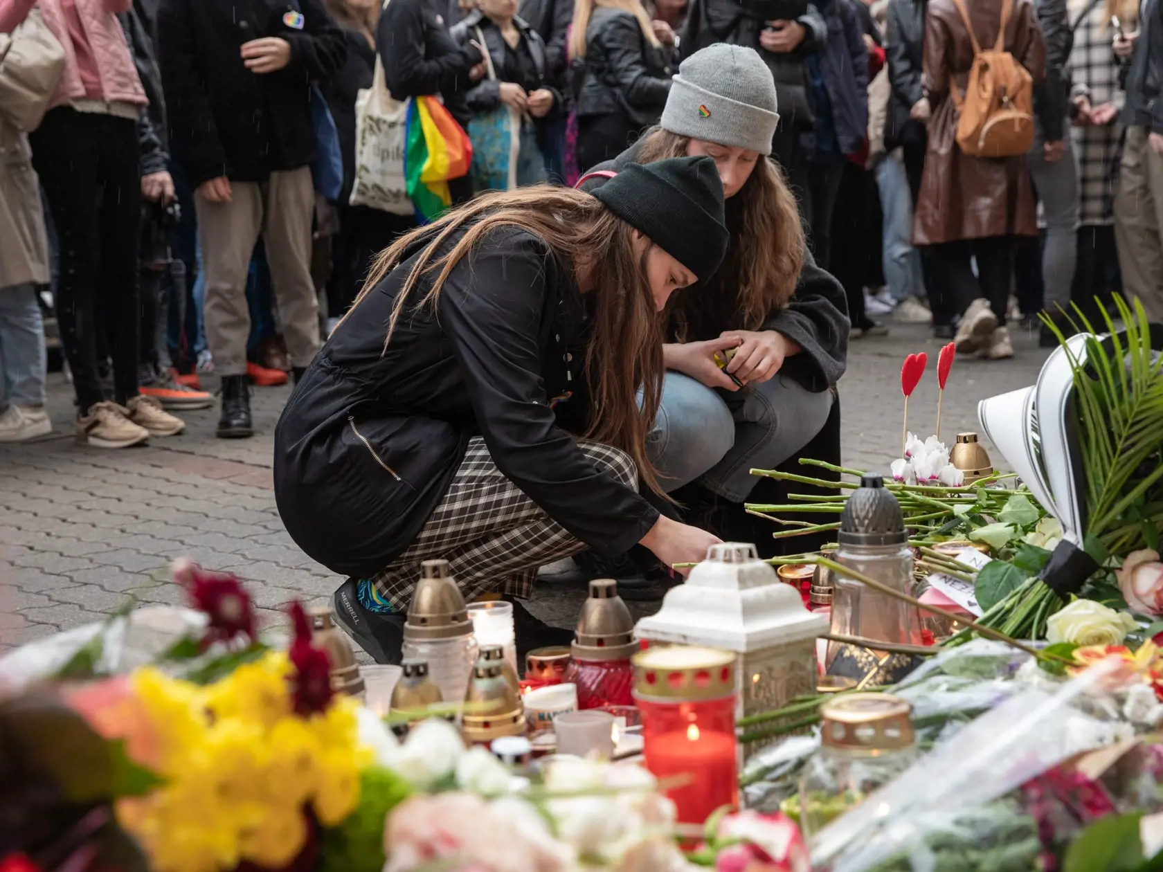 Na snímke je pochod za odsúdenie nenávisti proti LGBTI, ktorý nadväzuje na nedávne nešťastné udalosti na Zámockej ulici. Na pochode vyjadrili tisíce ľudí rešpekt voči homosexuálne orientovaným ľudom a vystúpili tiež niektorí politici, vrátane Eduarda Hegera a Zuzany Čaputovej.