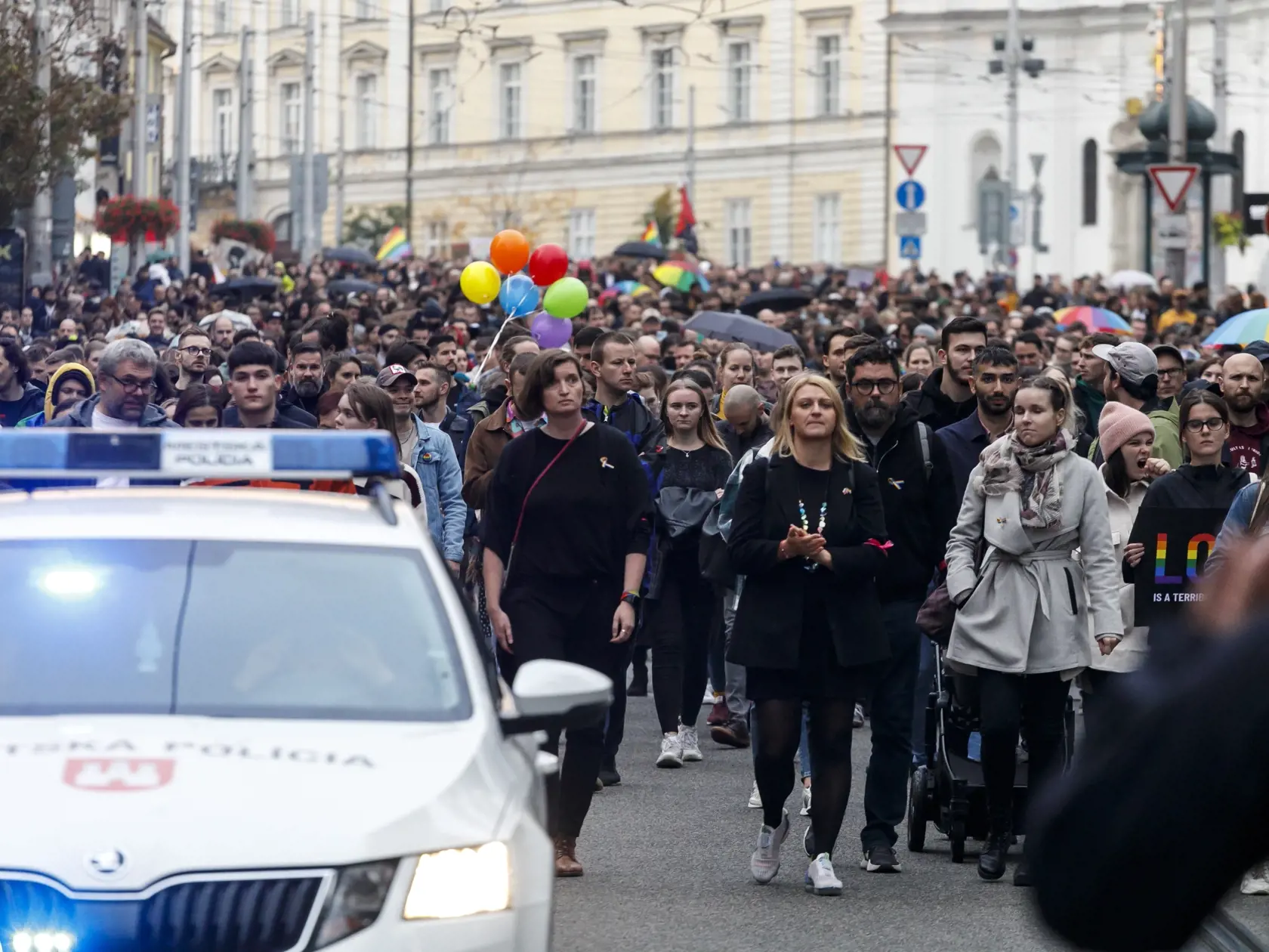 Snímka z pochodu za odsúdenie nenávisti voči LGBTI komunite v Bratislave 14. októbra 2022. Sprievod zo Zámockej ulice na Námestie SNP za obete tragédie zorganizovali Iniciatíva Inakosť a Dúhový Pride Bratislava. FOTO TASR - Dano Veselský